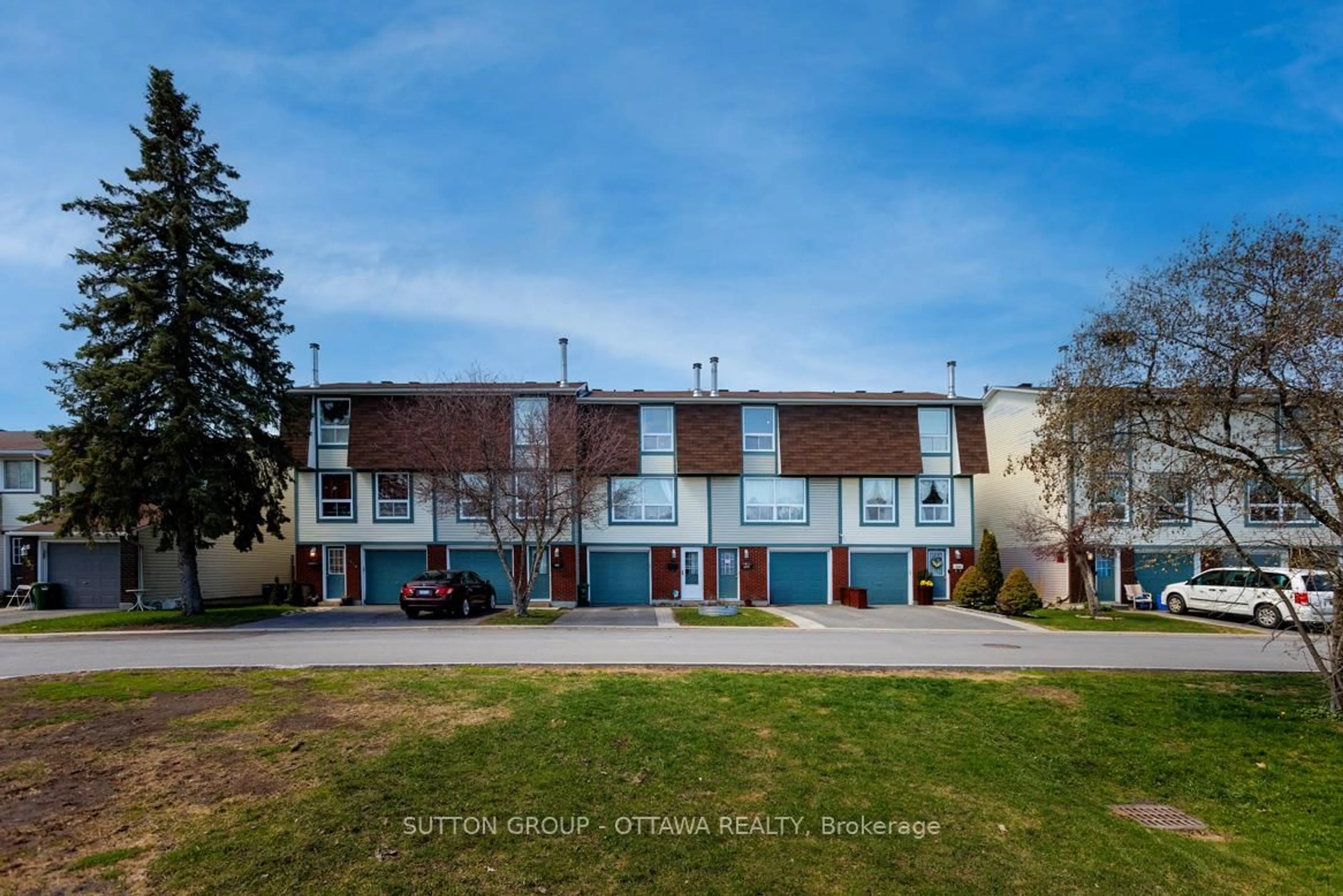 A pic from outside/outdoor area/front of a property/back of a property/a pic from drone, unknown for 1942 Garden Park Lane, Ottawa Ontario K1B 5B2