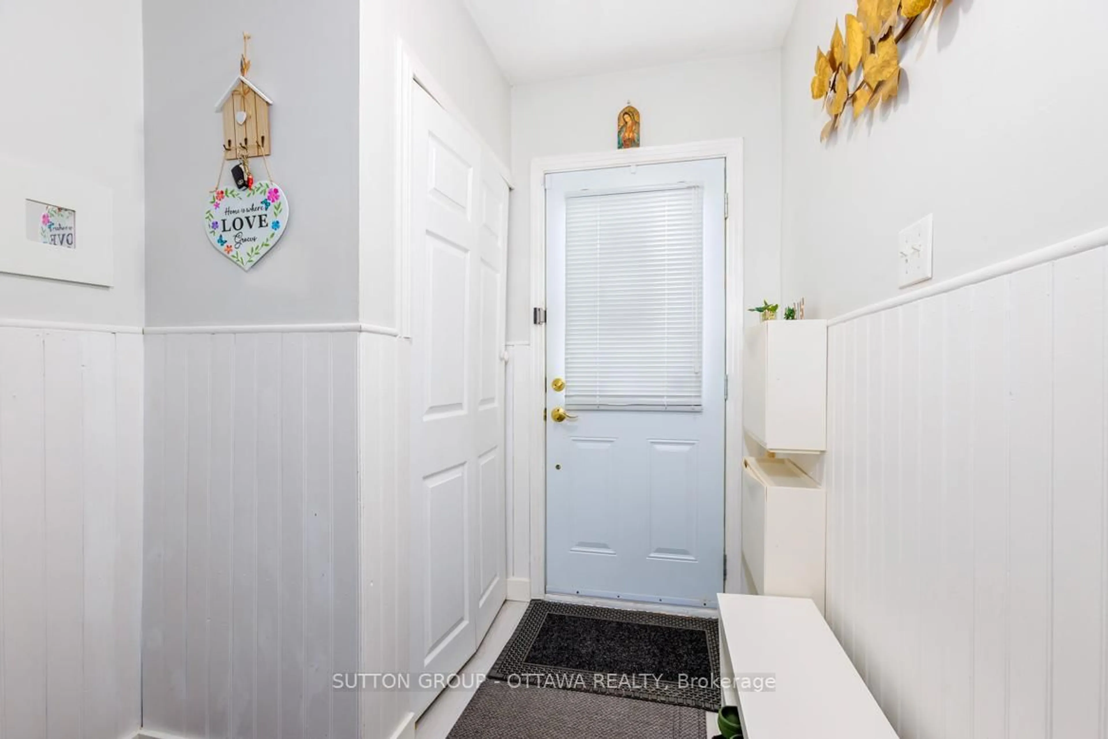 Indoor entryway for 1942 Garden Park Lane, Ottawa Ontario K1B 5B2