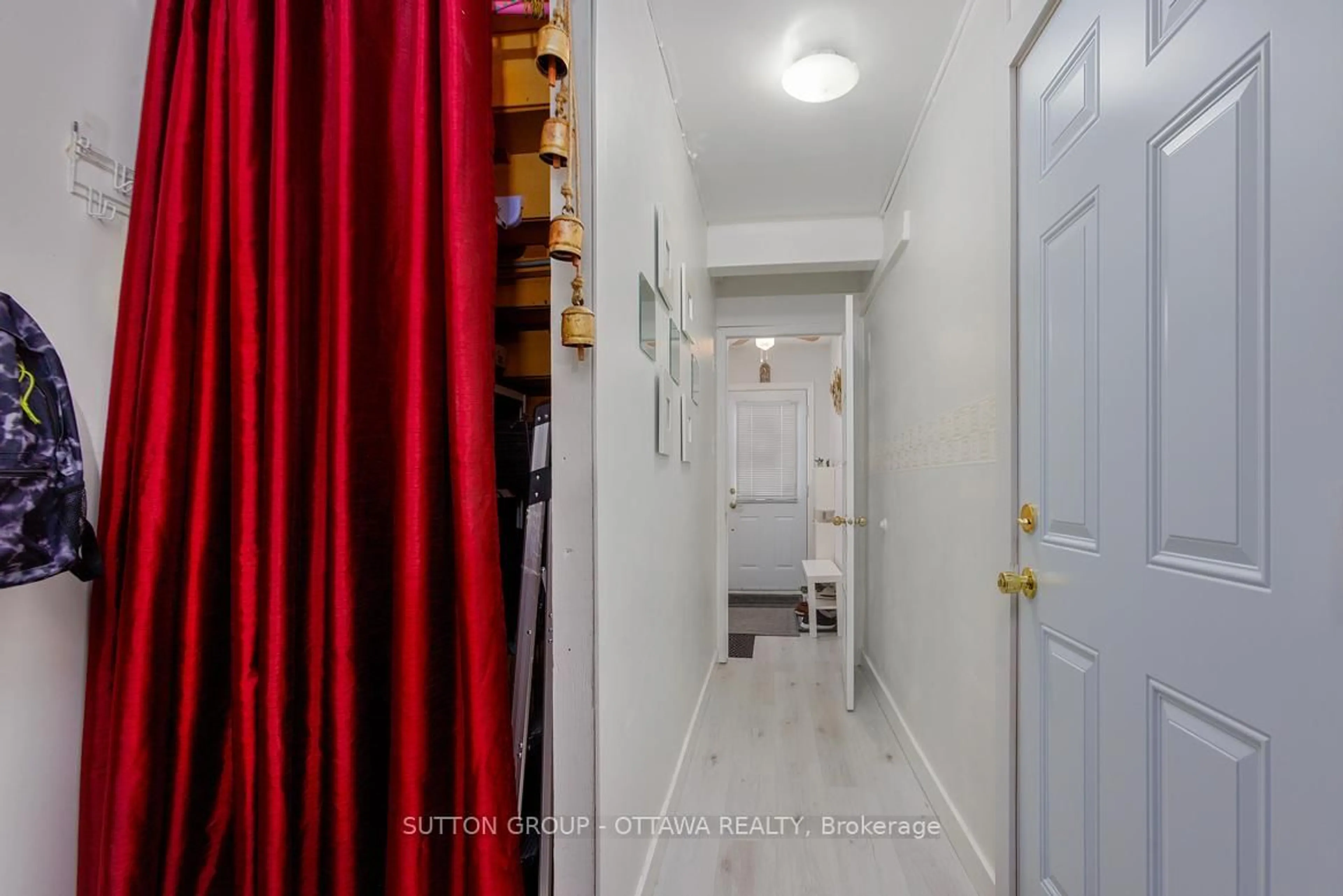 Indoor entryway for 1942 Garden Park Lane, Ottawa Ontario K1B 5B2