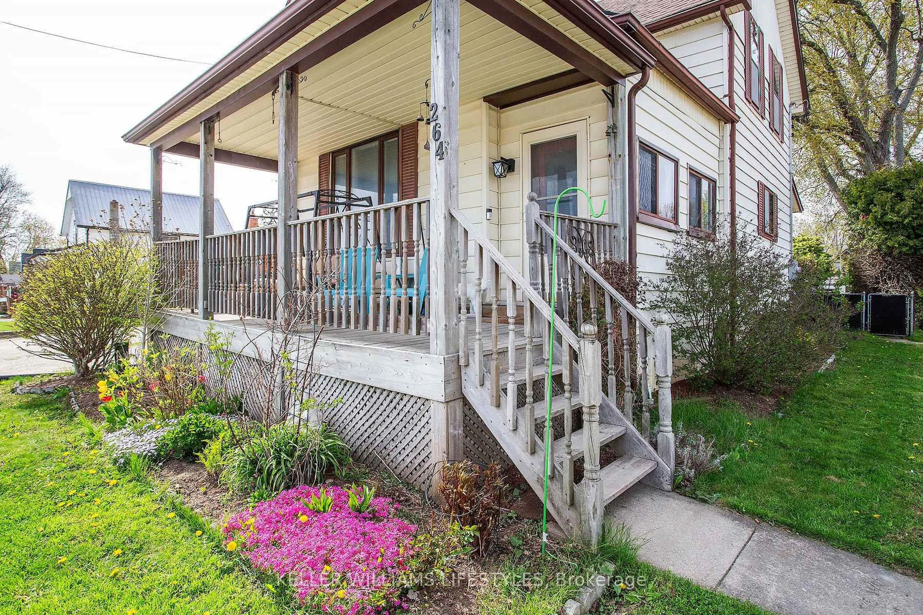 Patio, street for 264 Upper Queen St, Thames Centre Ontario N0M 2P0