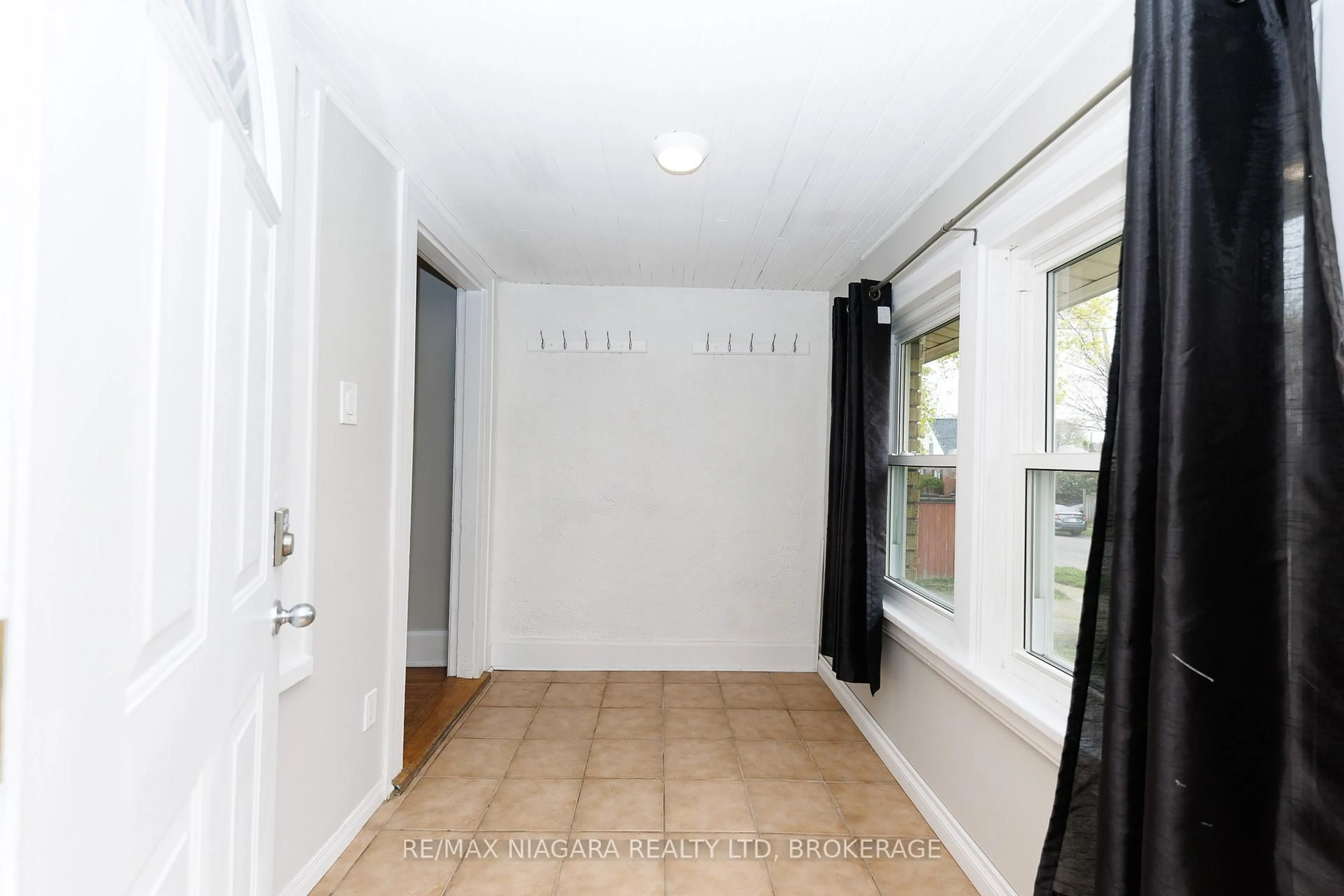Indoor entryway for 5015 Fifth Ave, Niagara Falls Ontario L2E 4S6