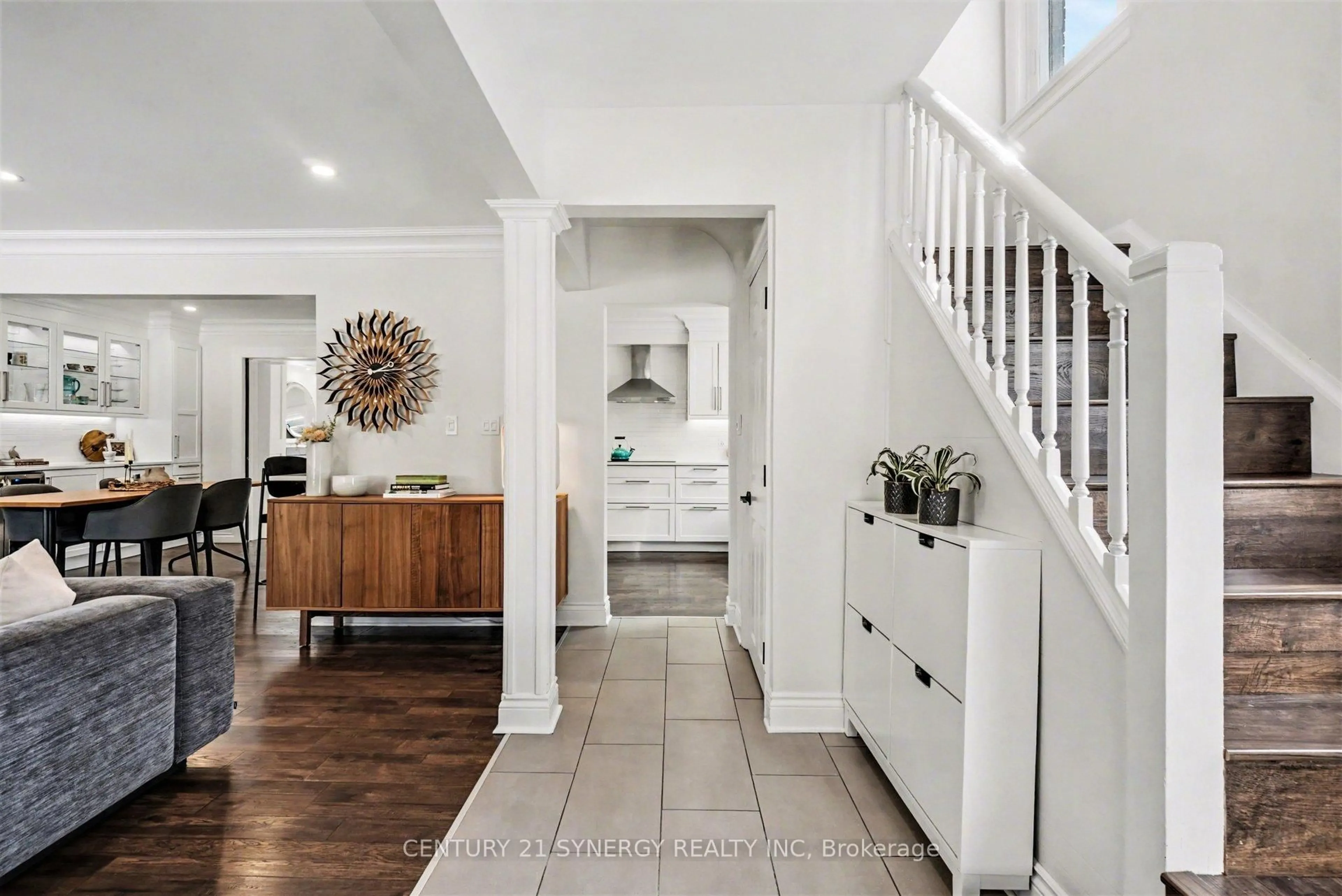 Indoor entryway for 286 Westhill Ave, Ottawa Ontario K1Z 7H6
