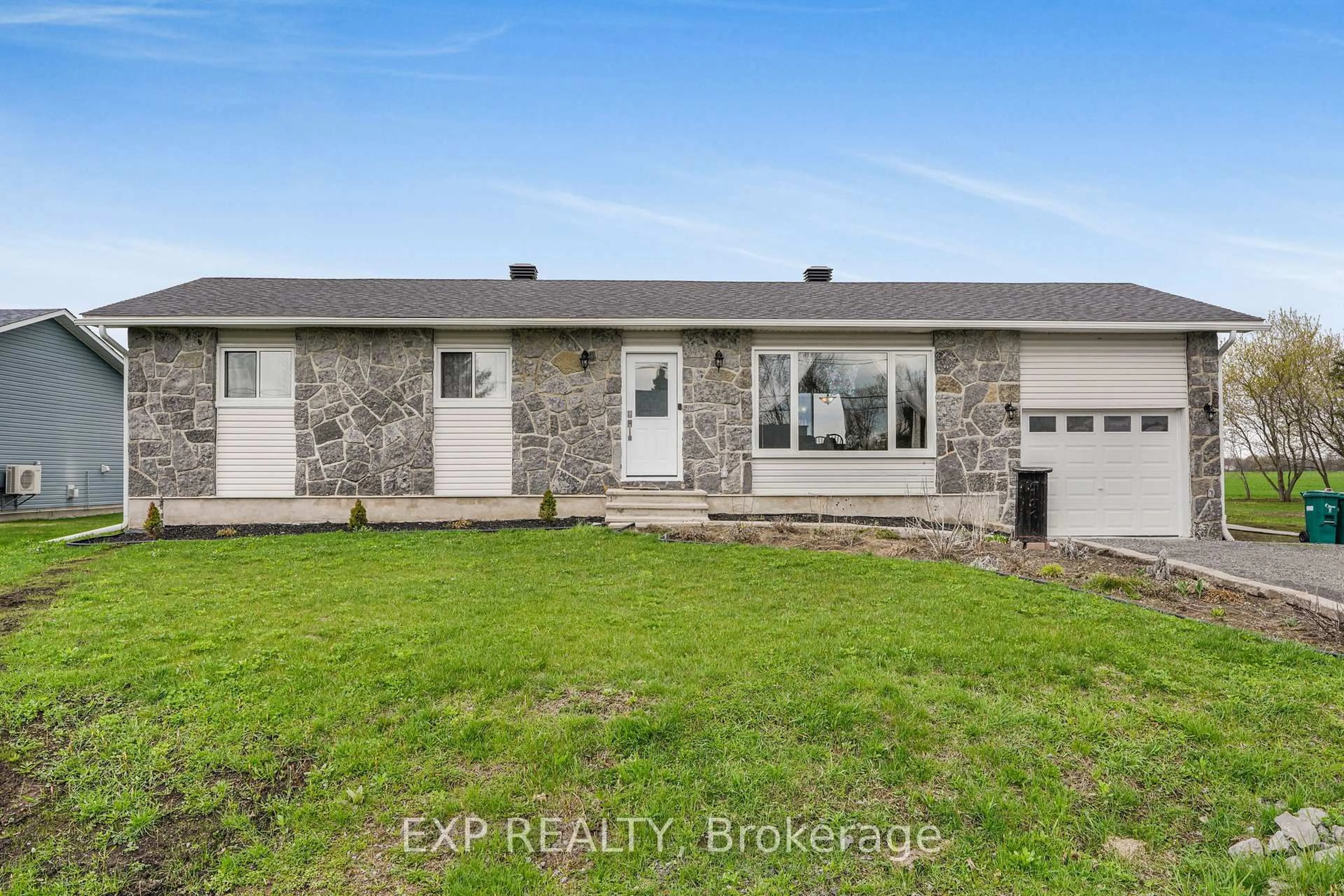 Home with vinyl exterior material, building for 2954 Gagne Rd, Clarence-Rockland Ontario K0A 2A0