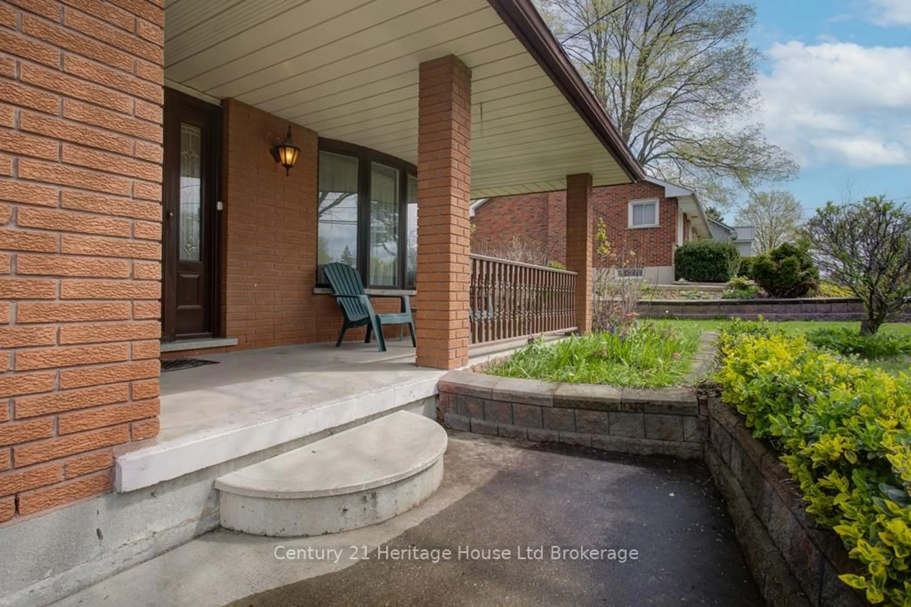 Patio, street for 165 Park Row, Woodstock Ontario N4S 1V9