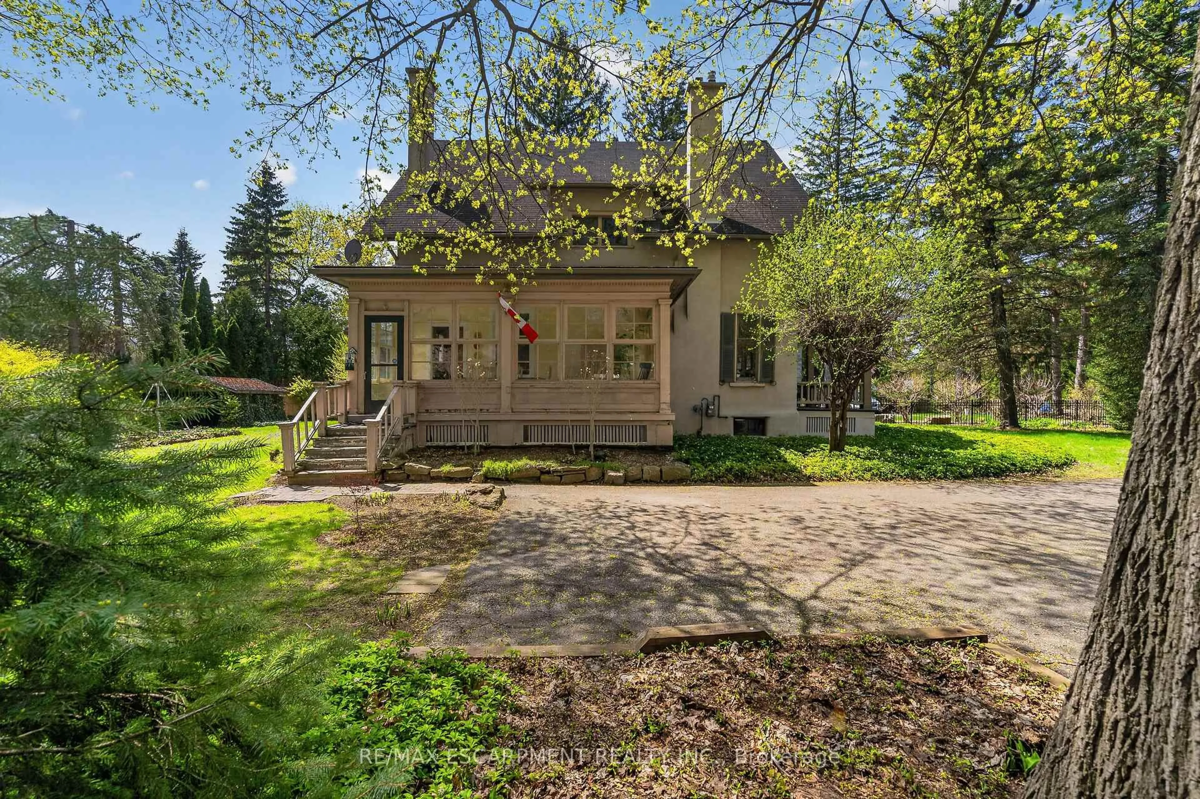 Patio, street for 64 Jerseyville Rd, Hamilton Ontario L9G 1A2