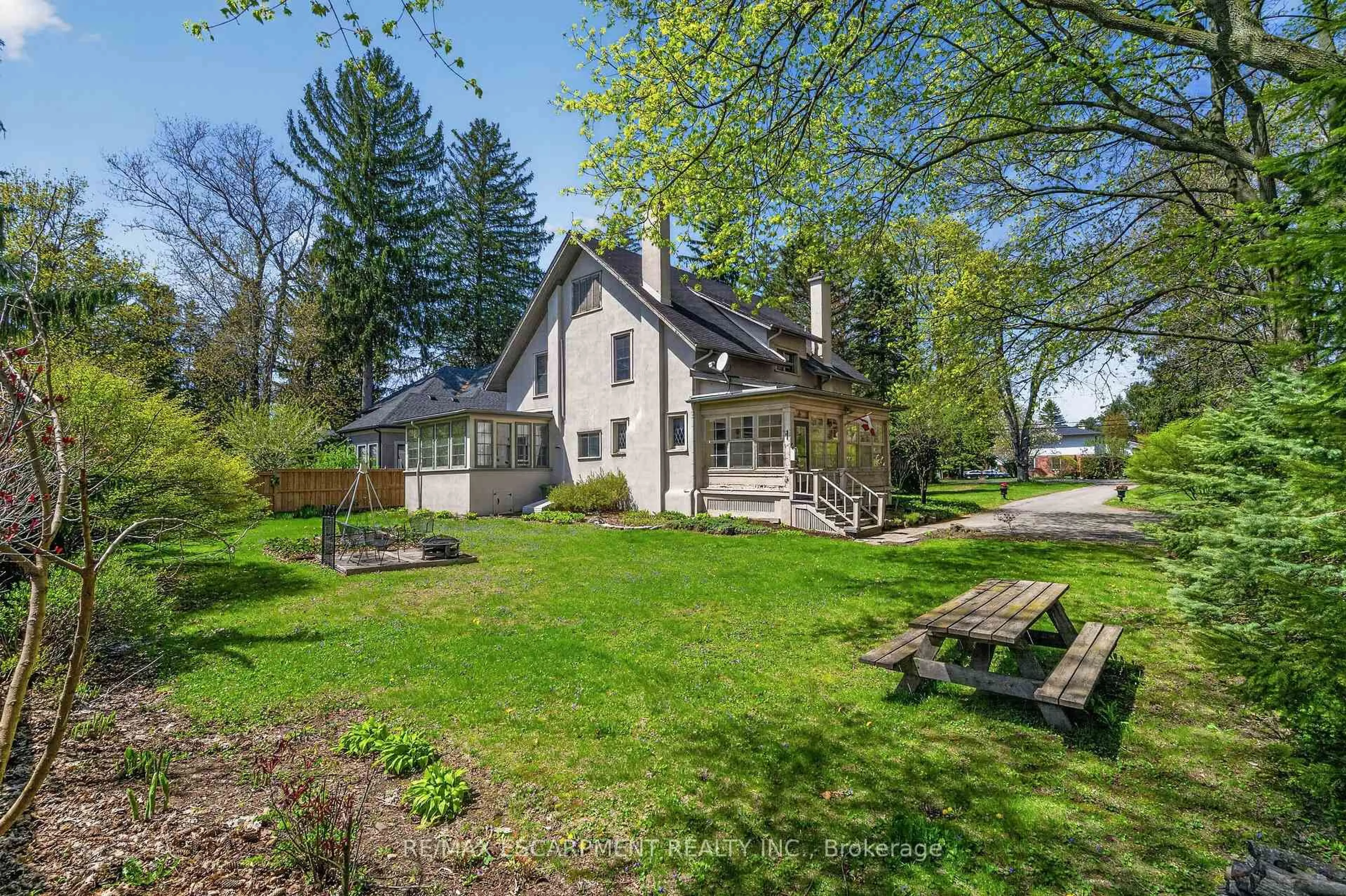 A pic from outside/outdoor area/front of a property/back of a property/a pic from drone, street for 64 Jerseyville Rd, Hamilton Ontario L9G 1A2