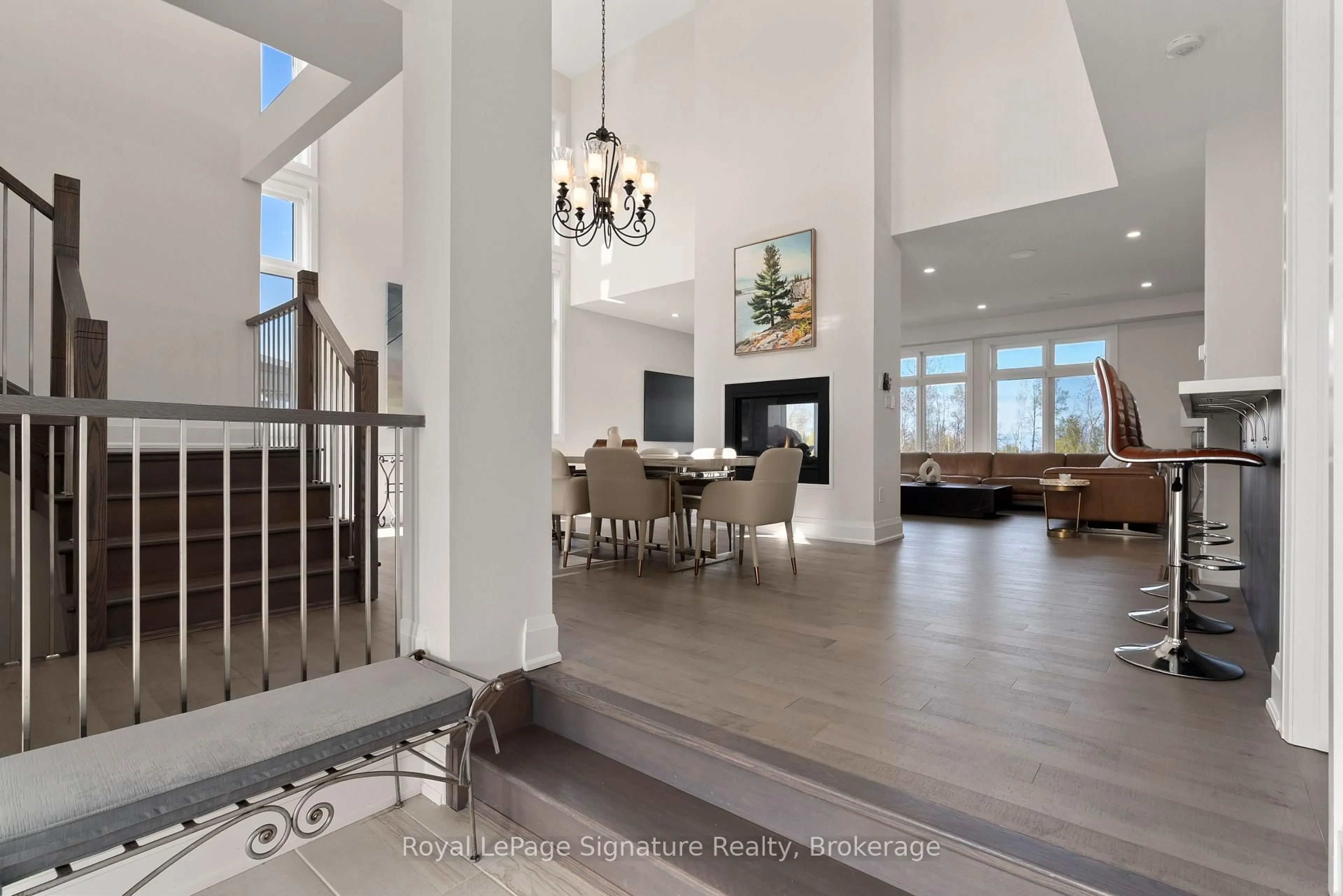Indoor foyer for 110 Cattail Cres, Blue Mountains Ontario L9Y 5L3