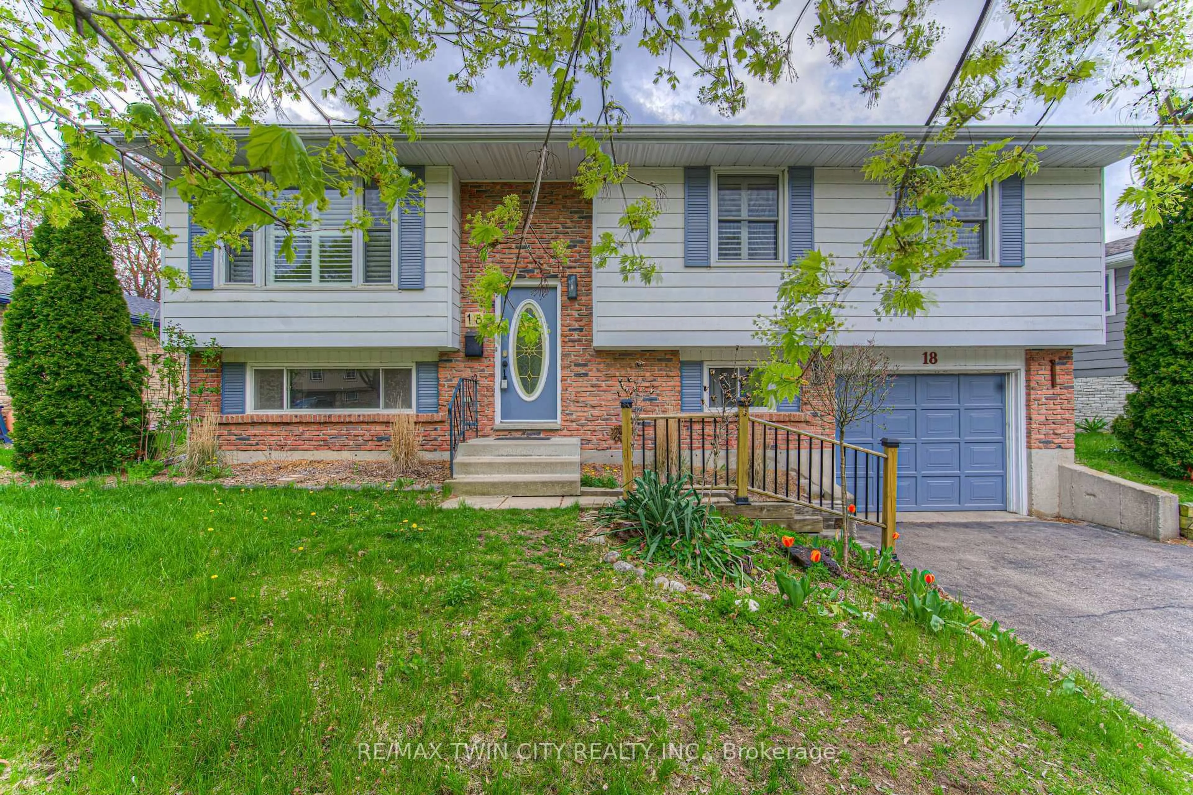 Home with vinyl exterior material, street for 18 GILSTON Pkwy, Brant Ontario N3L 3K6