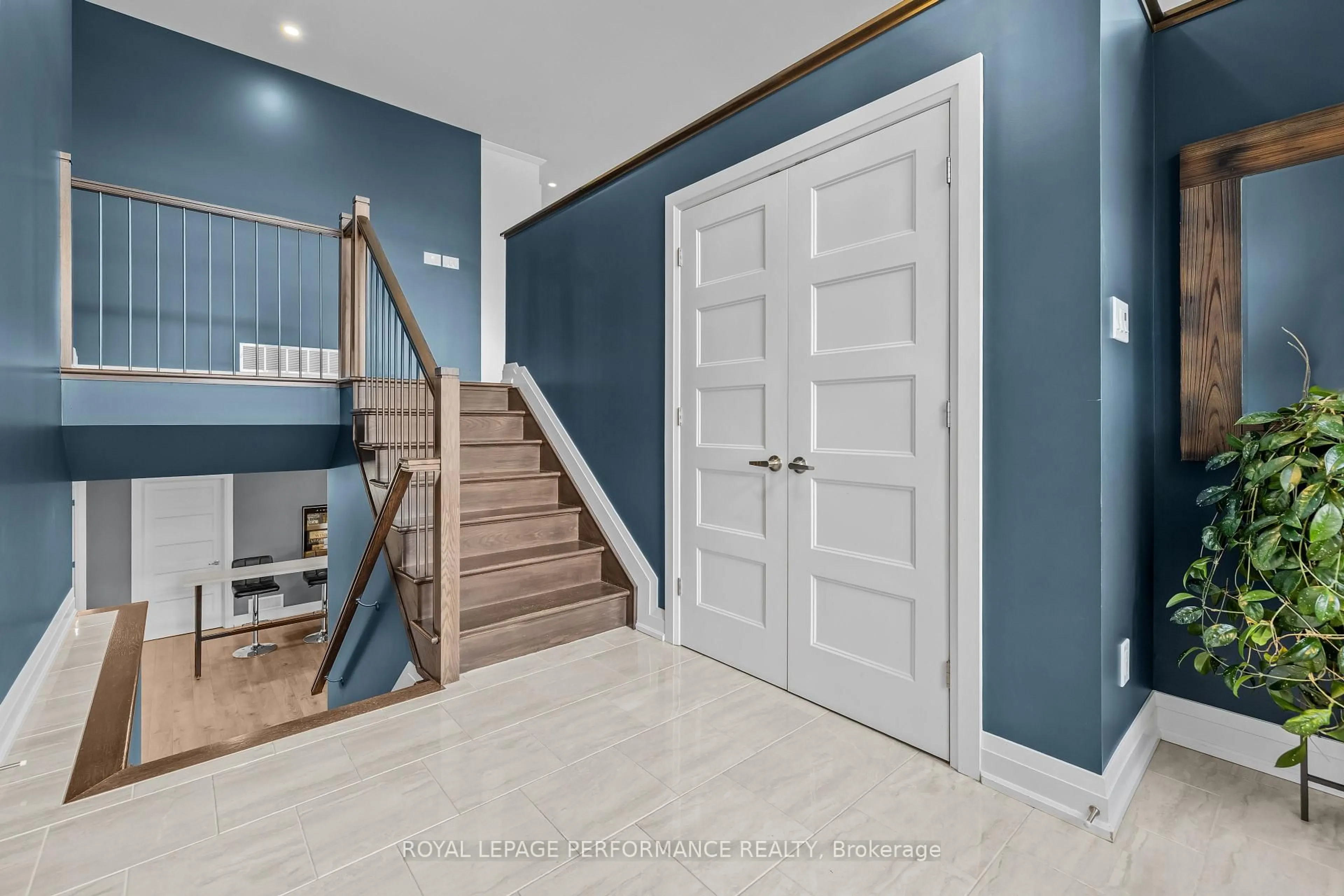 Indoor entryway for 27 Richer St, North Stormont Ontario K0A 1R0