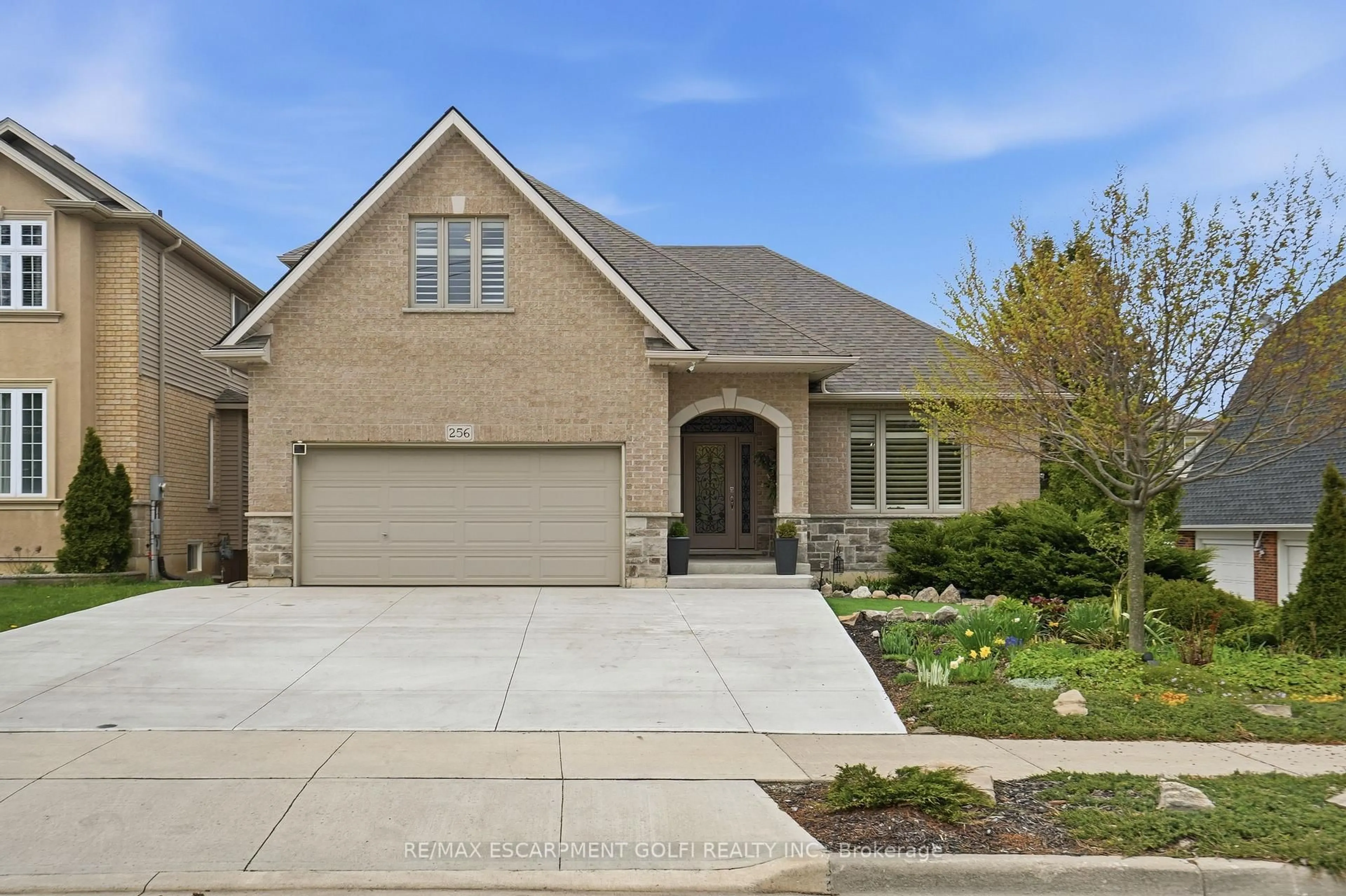 Home with brick exterior material, street for 256 HIGHLAND Rd, Hamilton Ontario L8J 2V2