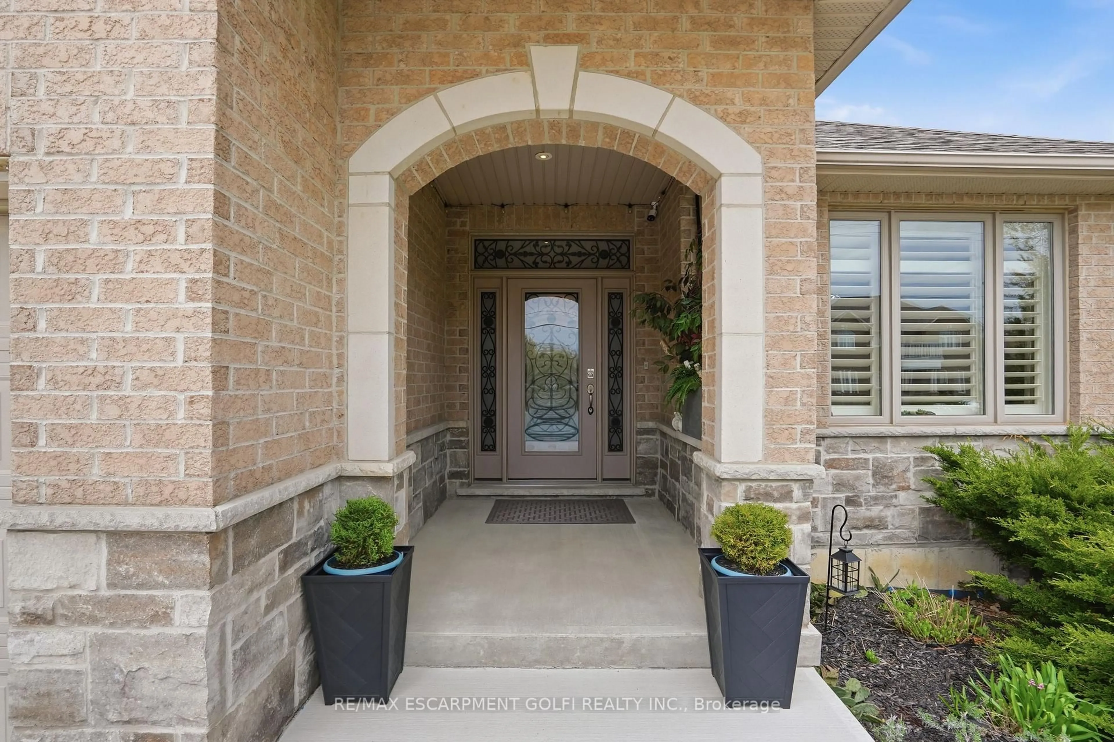 Indoor entryway for 256 HIGHLAND Rd, Hamilton Ontario L8J 2V2