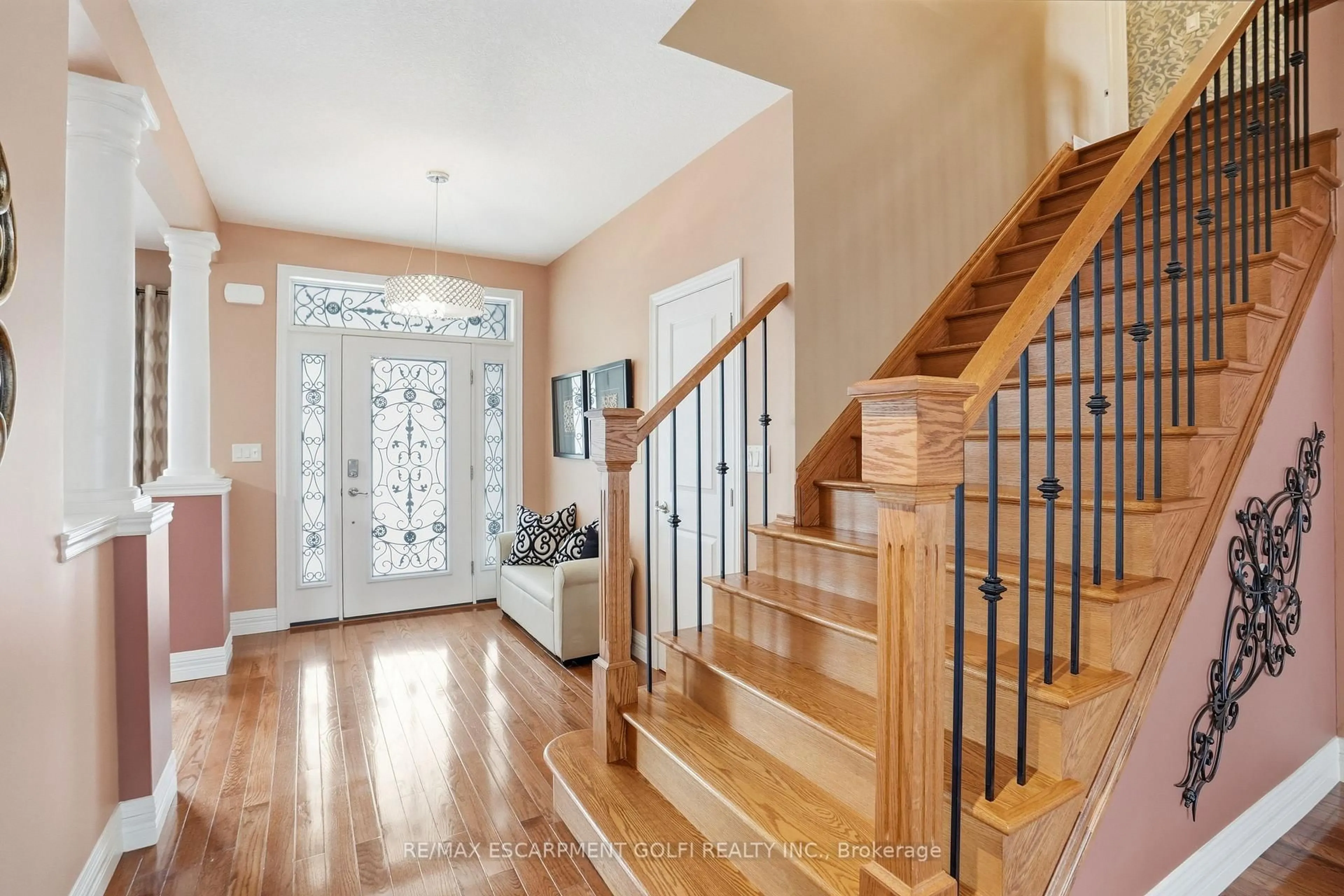 Indoor entryway for 256 HIGHLAND Rd, Hamilton Ontario L8J 2V2