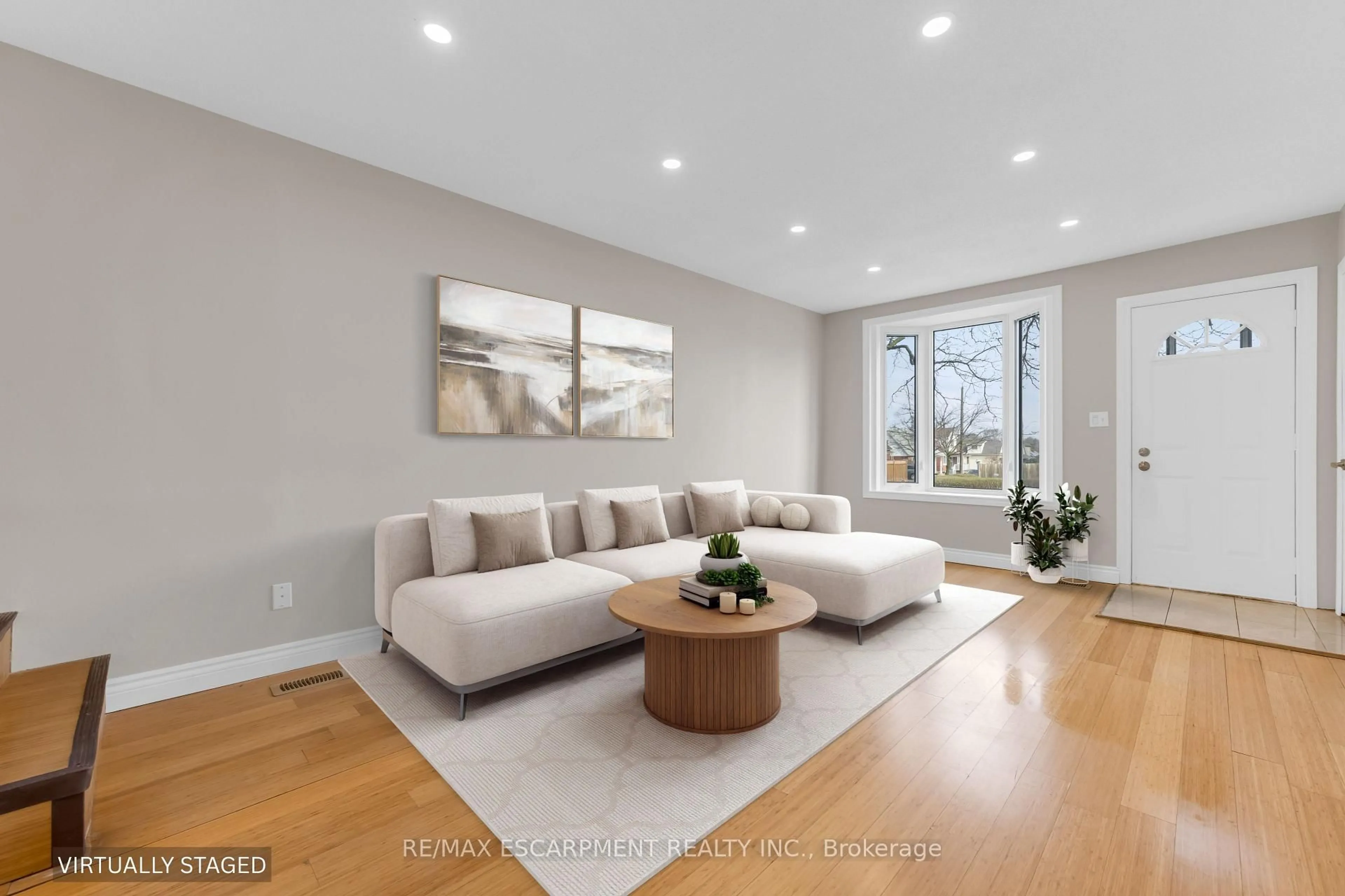 Living room with furniture, unknown for 180 Mead Ave, Hamilton Ontario L8H 3V1