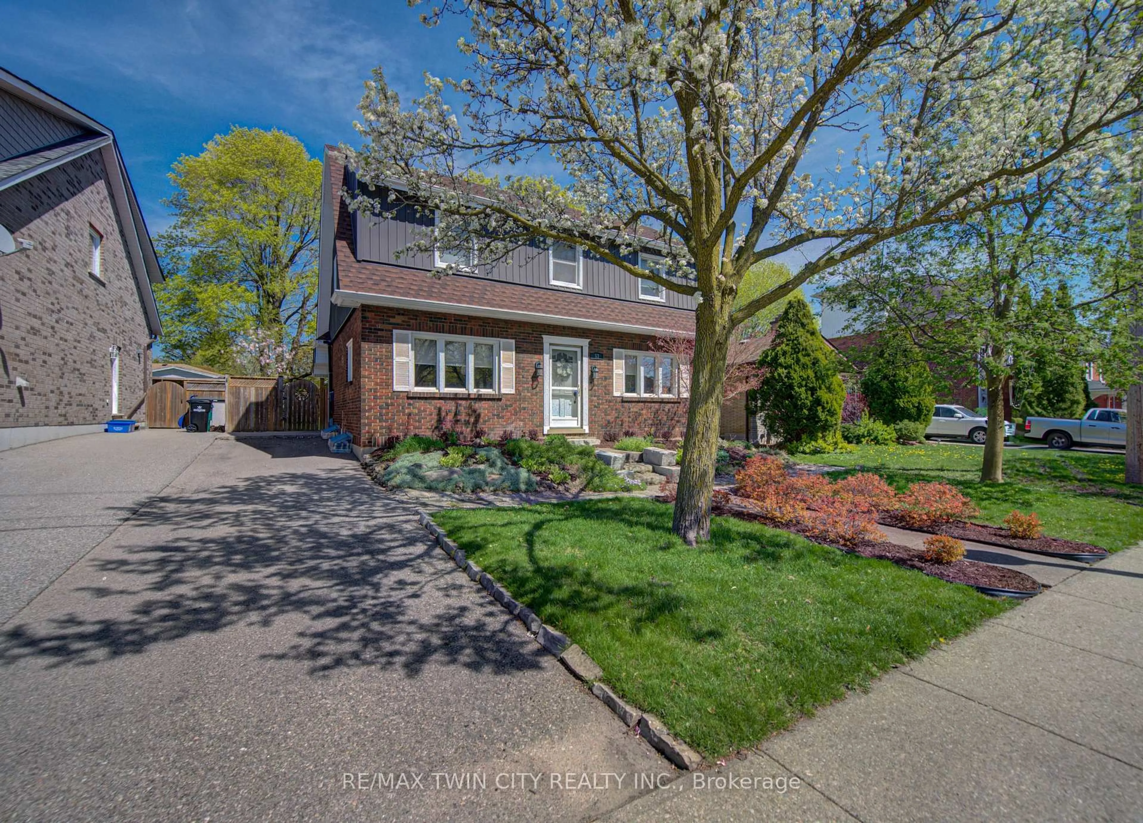 Home with brick exterior material, street for 53 LINCOLN Ave, Cambridge Ontario N1R 4W6