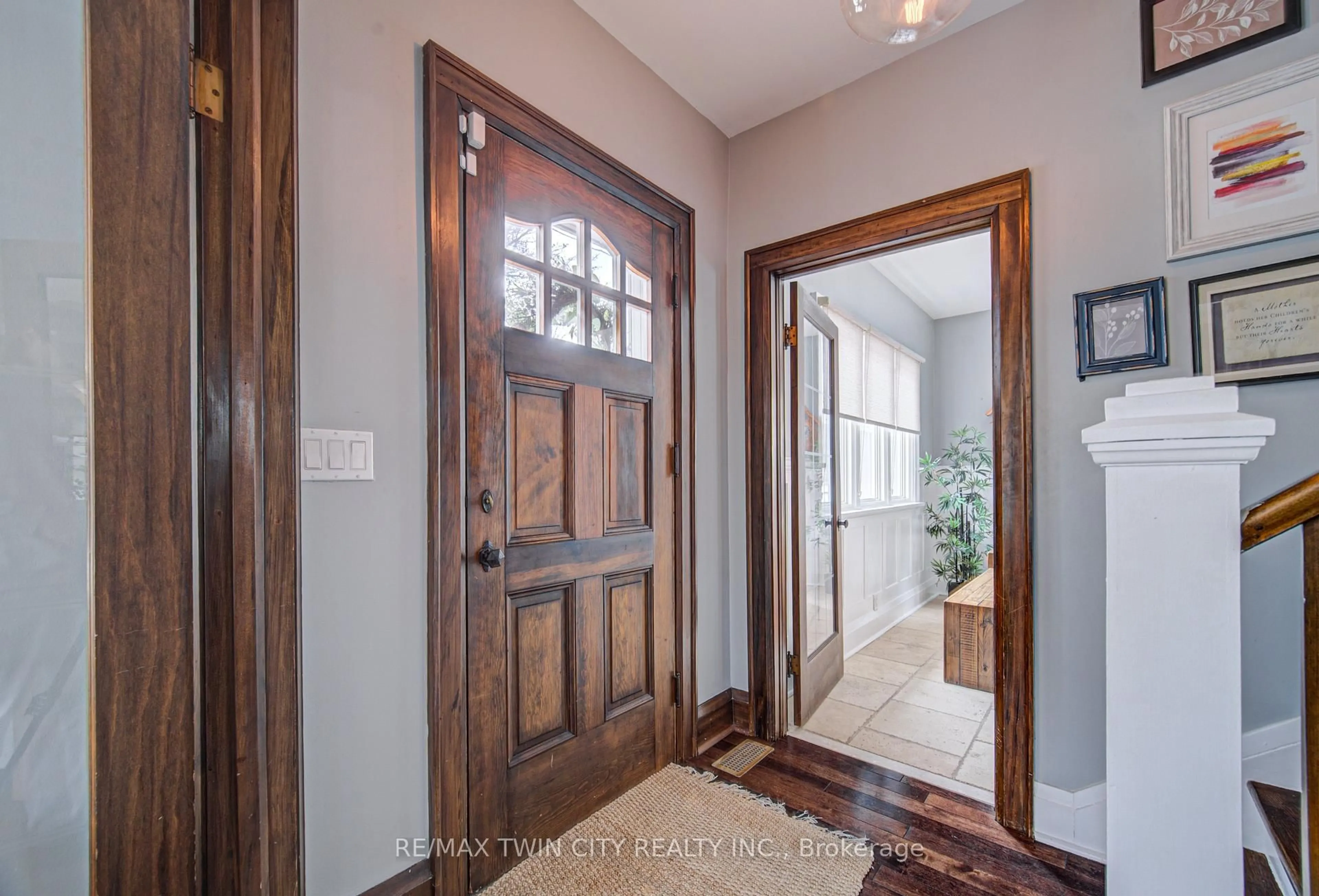 Indoor entryway for 53 LINCOLN Ave, Cambridge Ontario N1R 4W6
