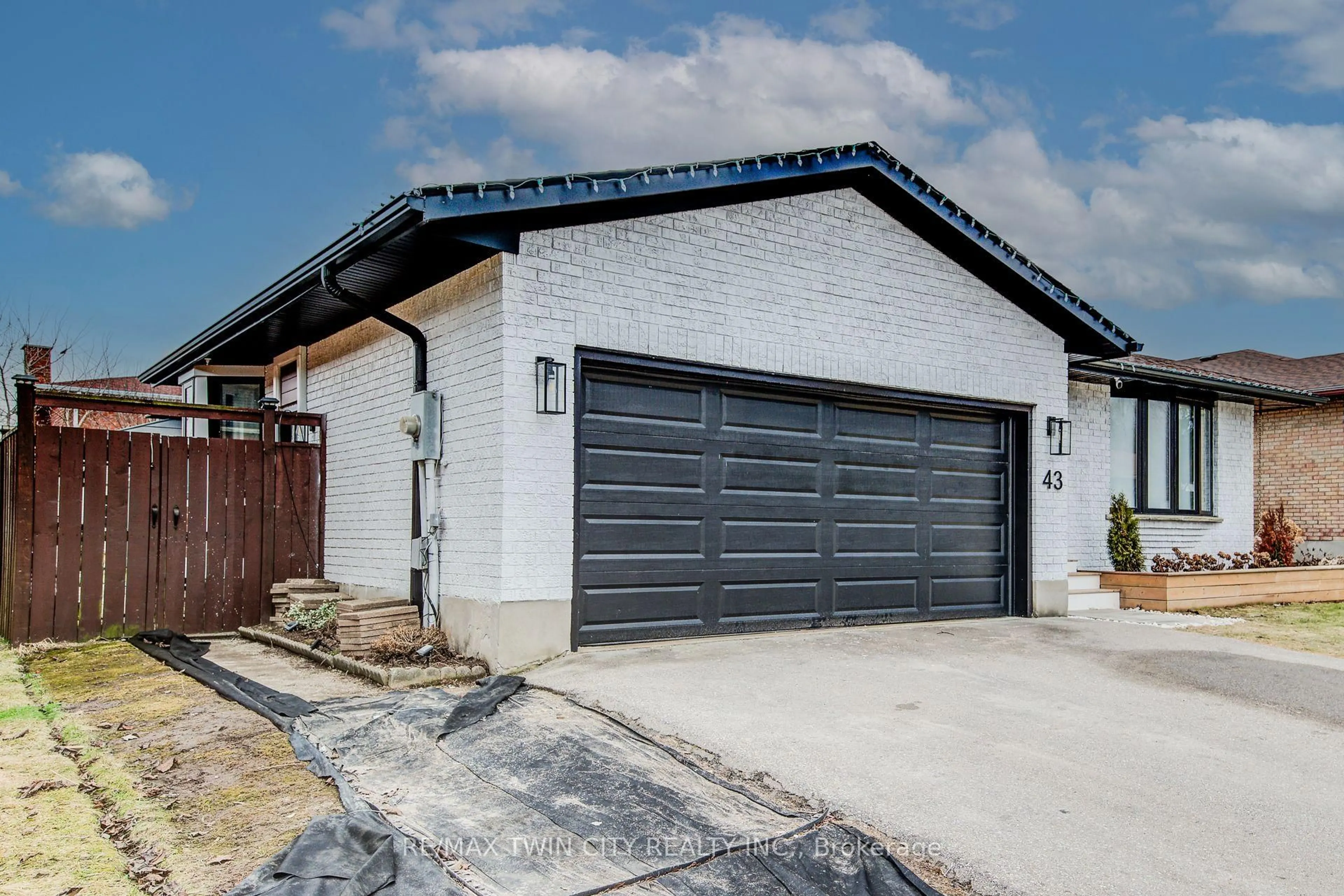 Indoor garage for 43 SOUTHVIEW Cres, Cambridge Ontario N1P 1A3