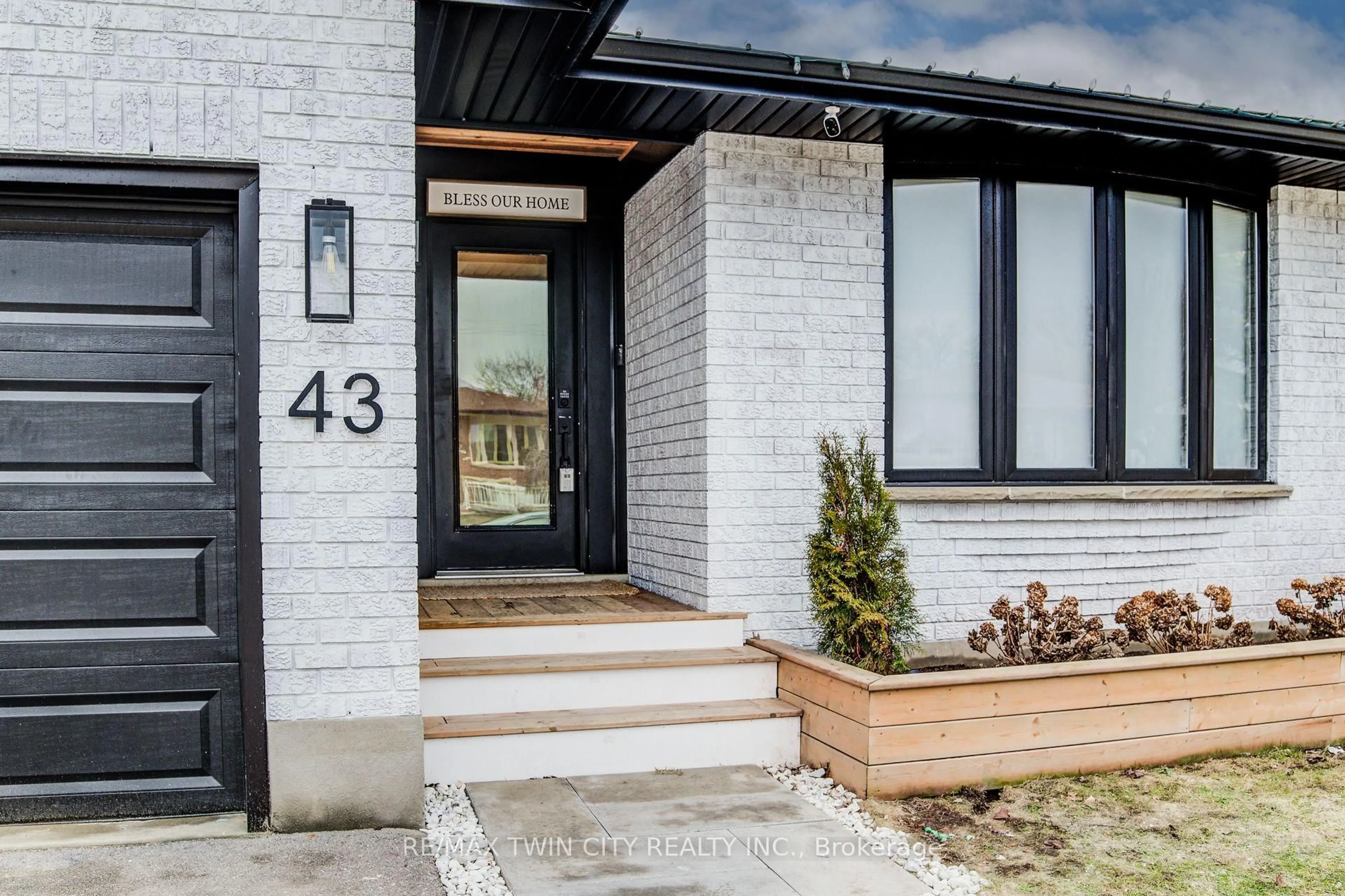 Home with brick exterior material, street for 43 SOUTHVIEW Cres, Cambridge Ontario N1P 1A3