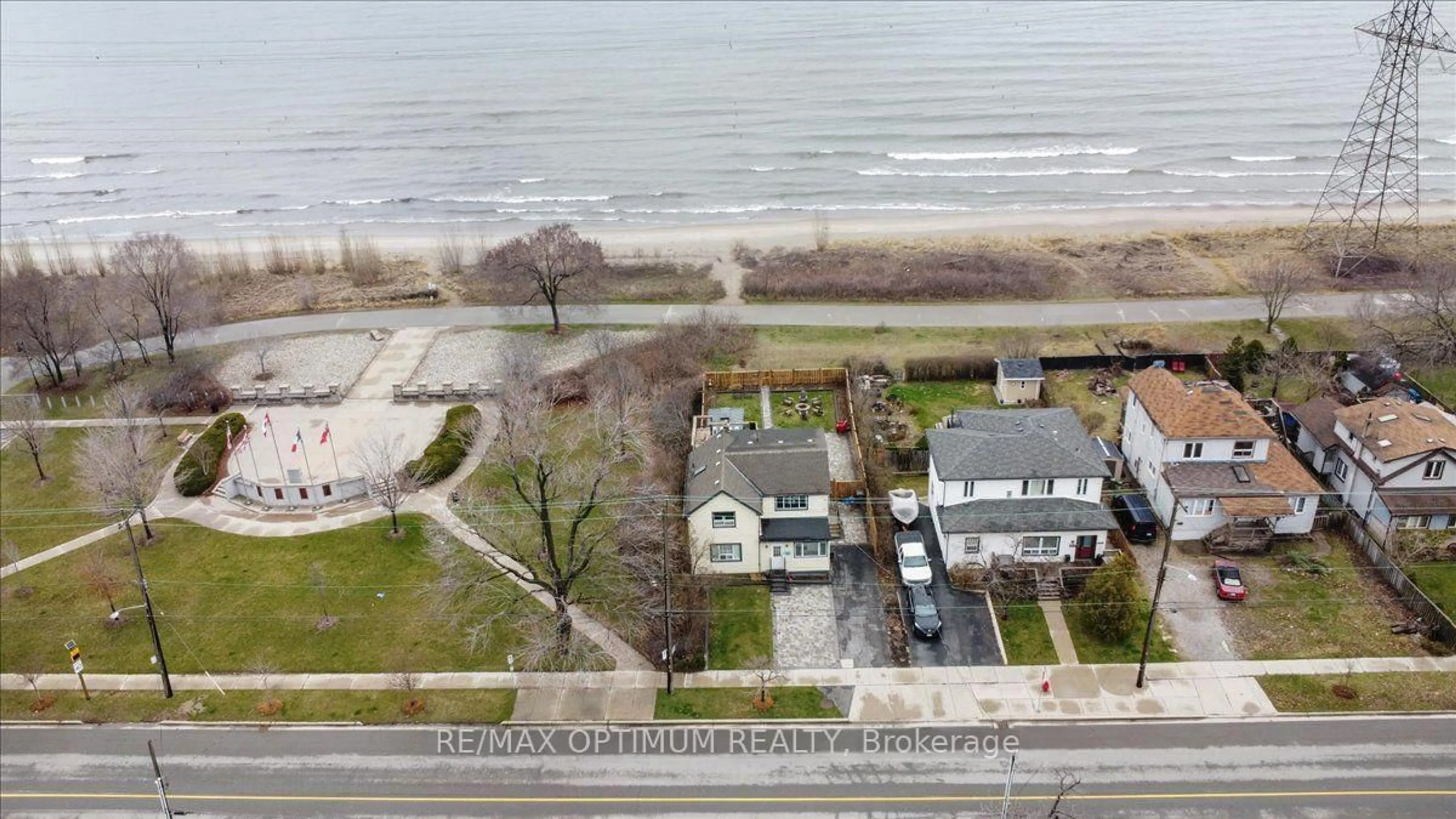 A pic from outside/outdoor area/front of a property/back of a property/a pic from drone, water/lake/river/ocean view for 1019 Beach Blvd, Hamilton Ontario L8H 6Z8