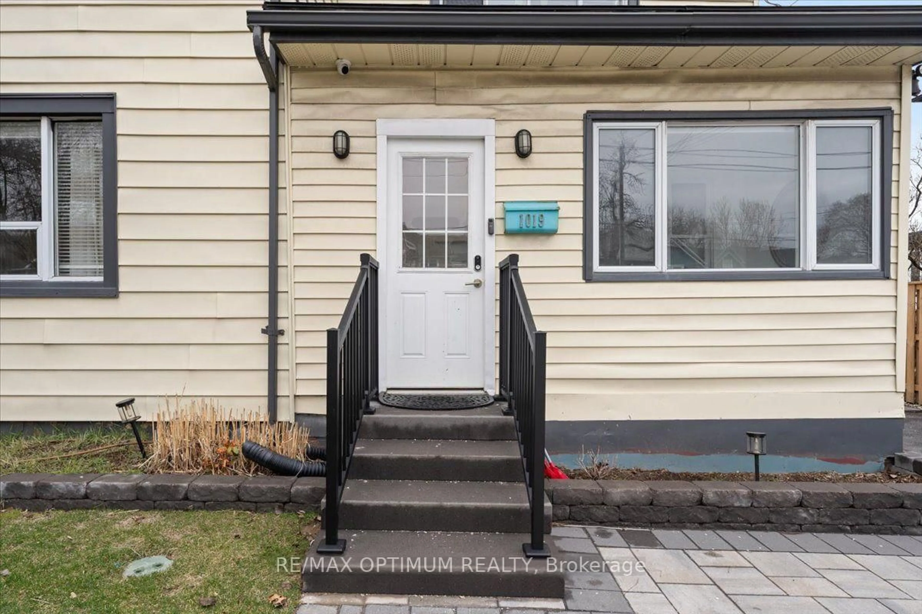 Indoor entryway for 1019 Beach Blvd, Hamilton Ontario L8H 6Z8