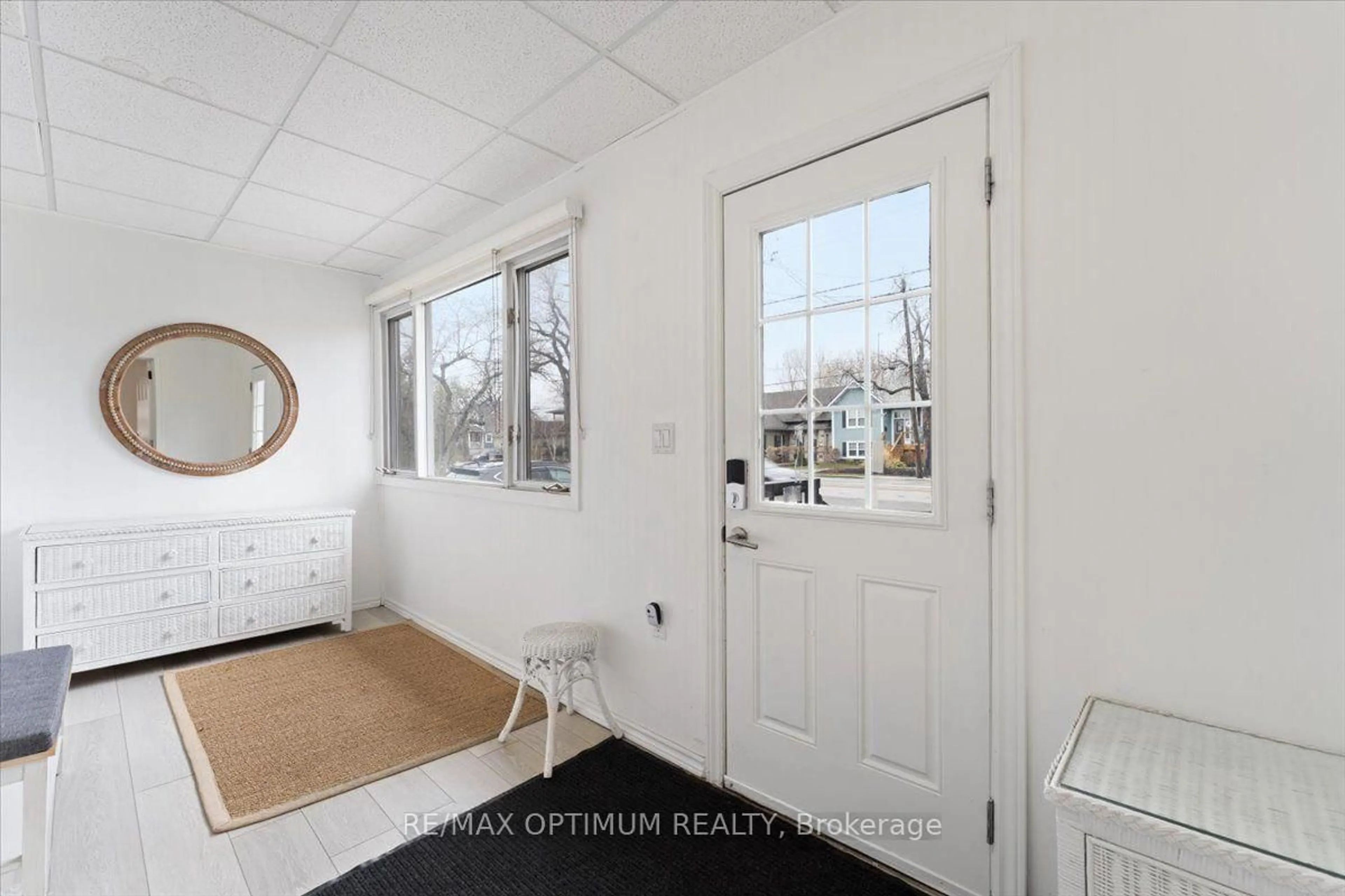 Indoor entryway for 1019 Beach Blvd, Hamilton Ontario L8H 6Z8