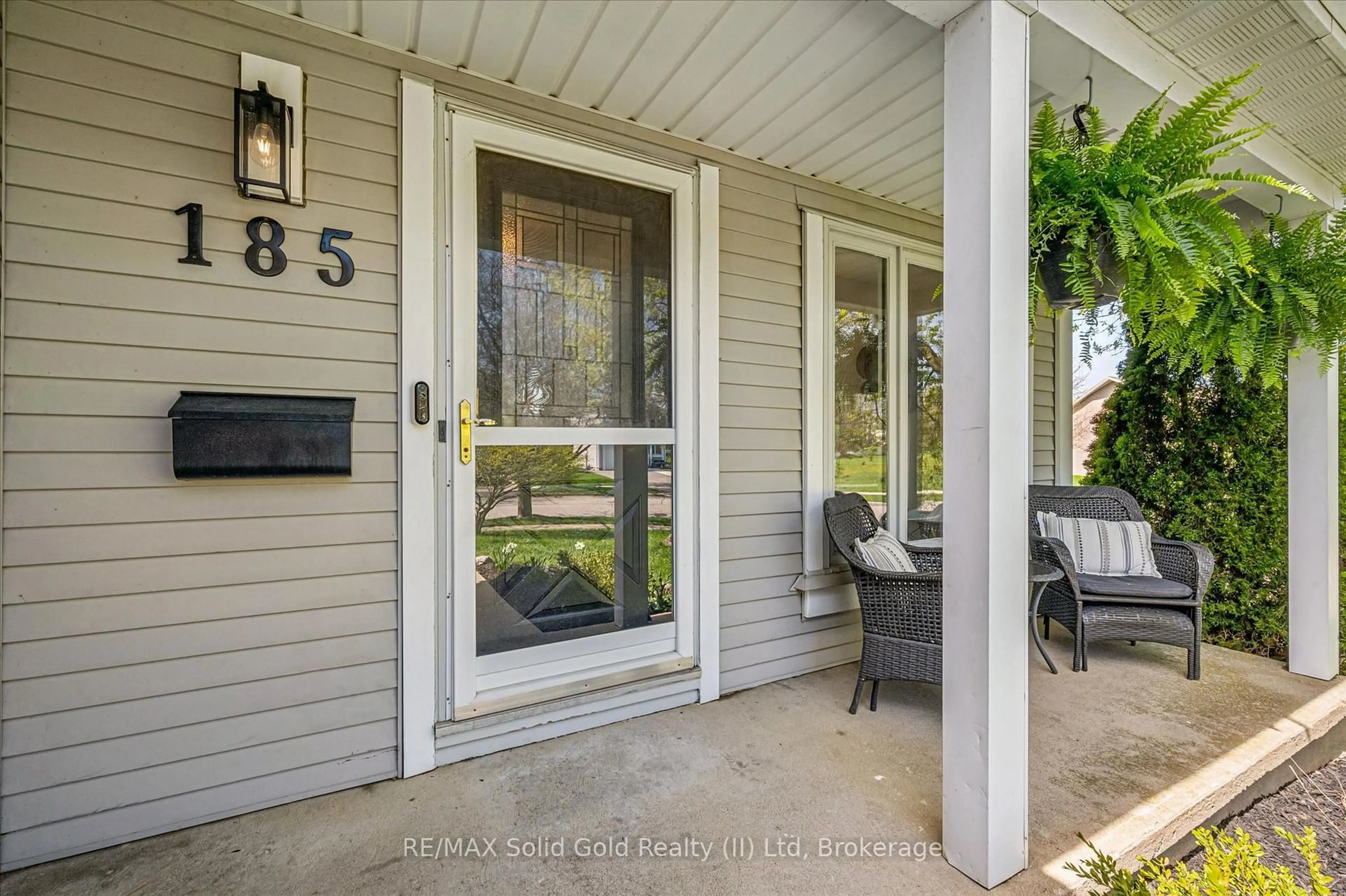 Patio, street for 185 Middlebury Dr, Waterloo Ontario N2T 2H8