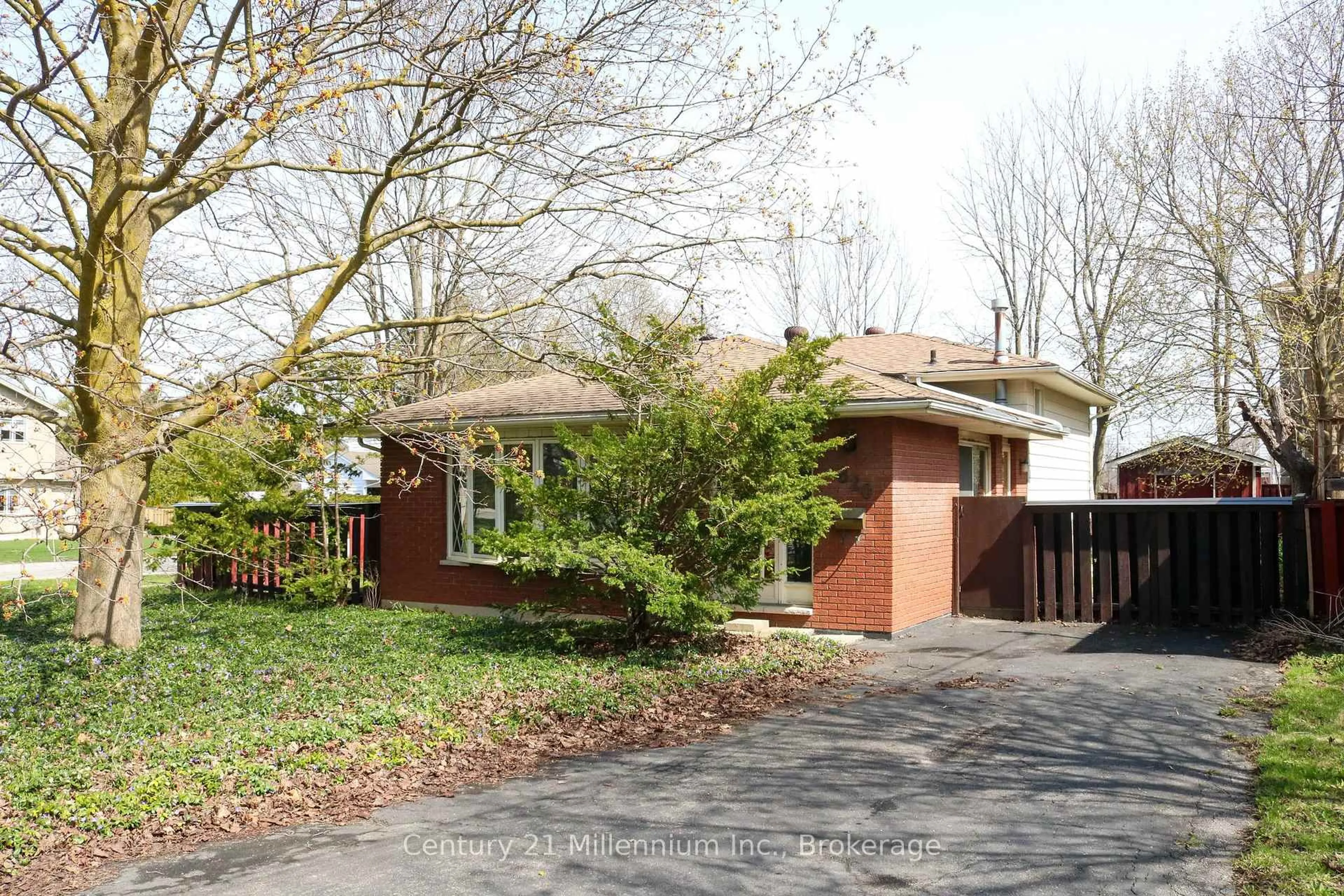 Home with brick exterior material, street for 620 16th St, Owen Sound Ontario N4K 1Y7