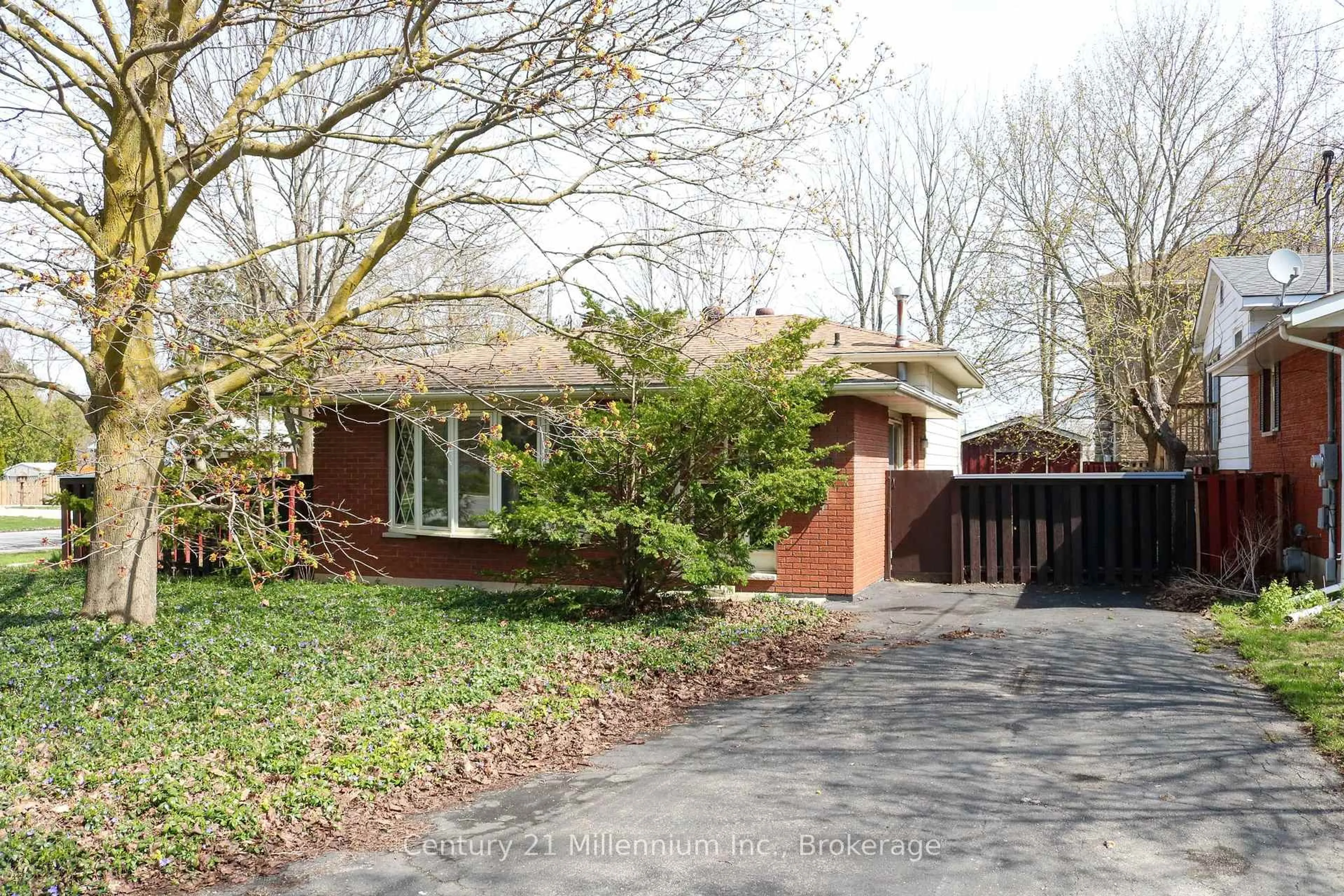 Home with brick exterior material, street for 620 16th St, Owen Sound Ontario N4K 1Y7
