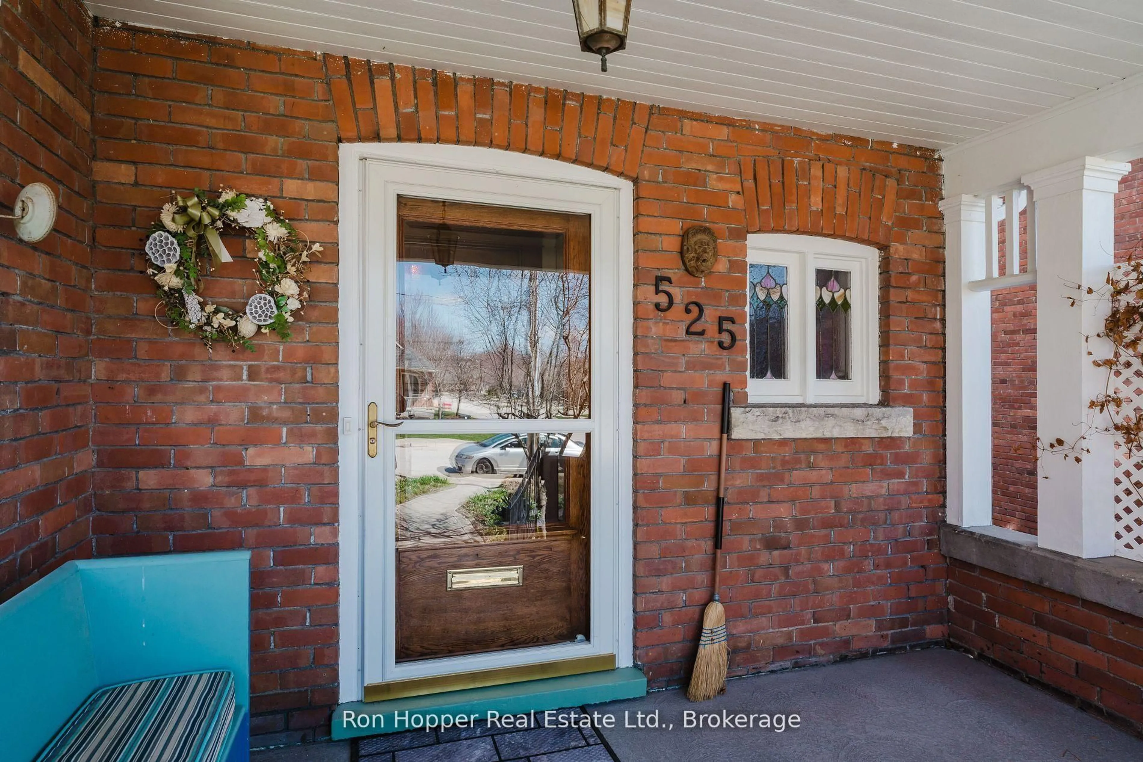 Indoor entryway for 525 9th St, Owen Sound Ontario N4K 1P4
