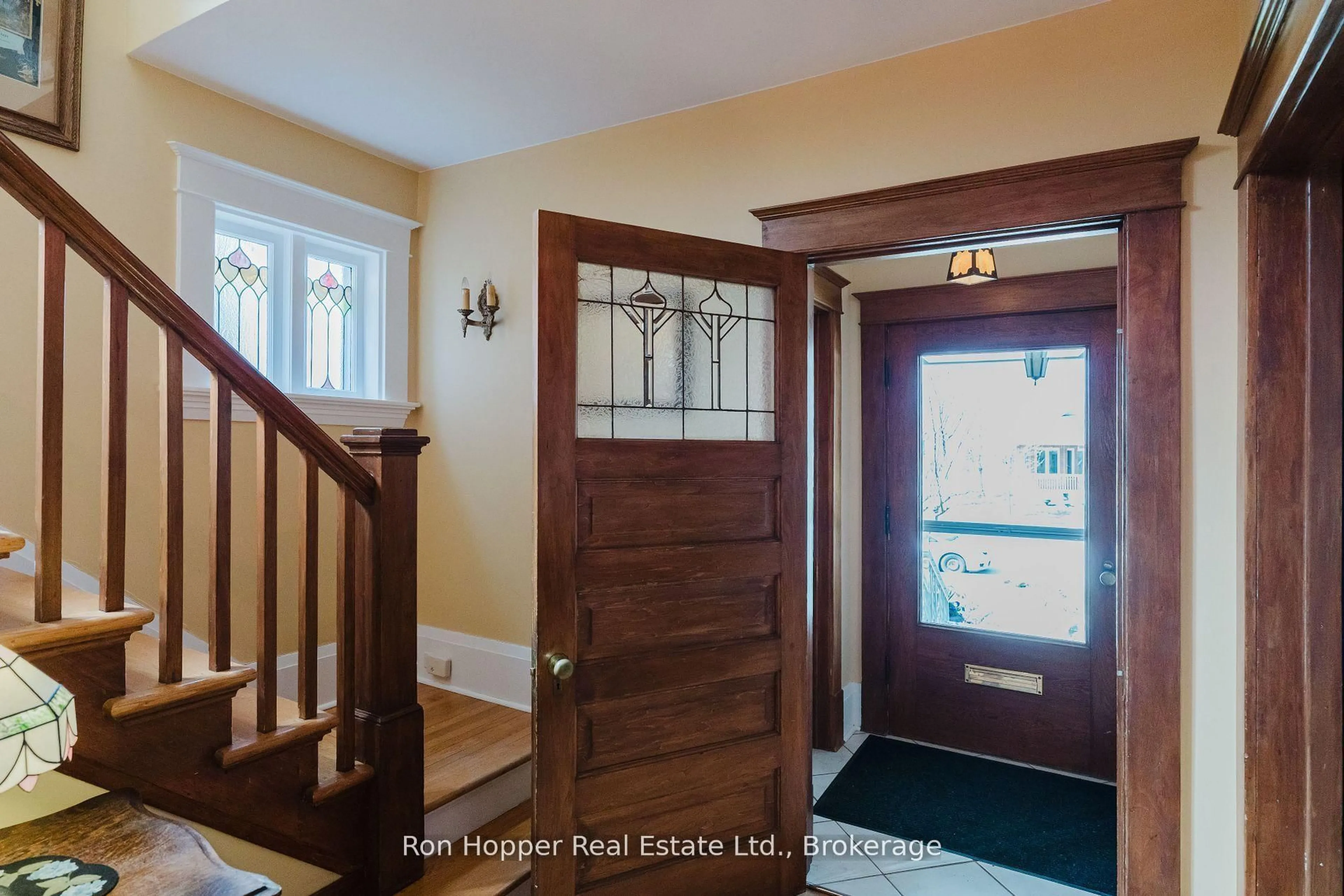 Indoor entryway for 525 9th St, Owen Sound Ontario N4K 1P4