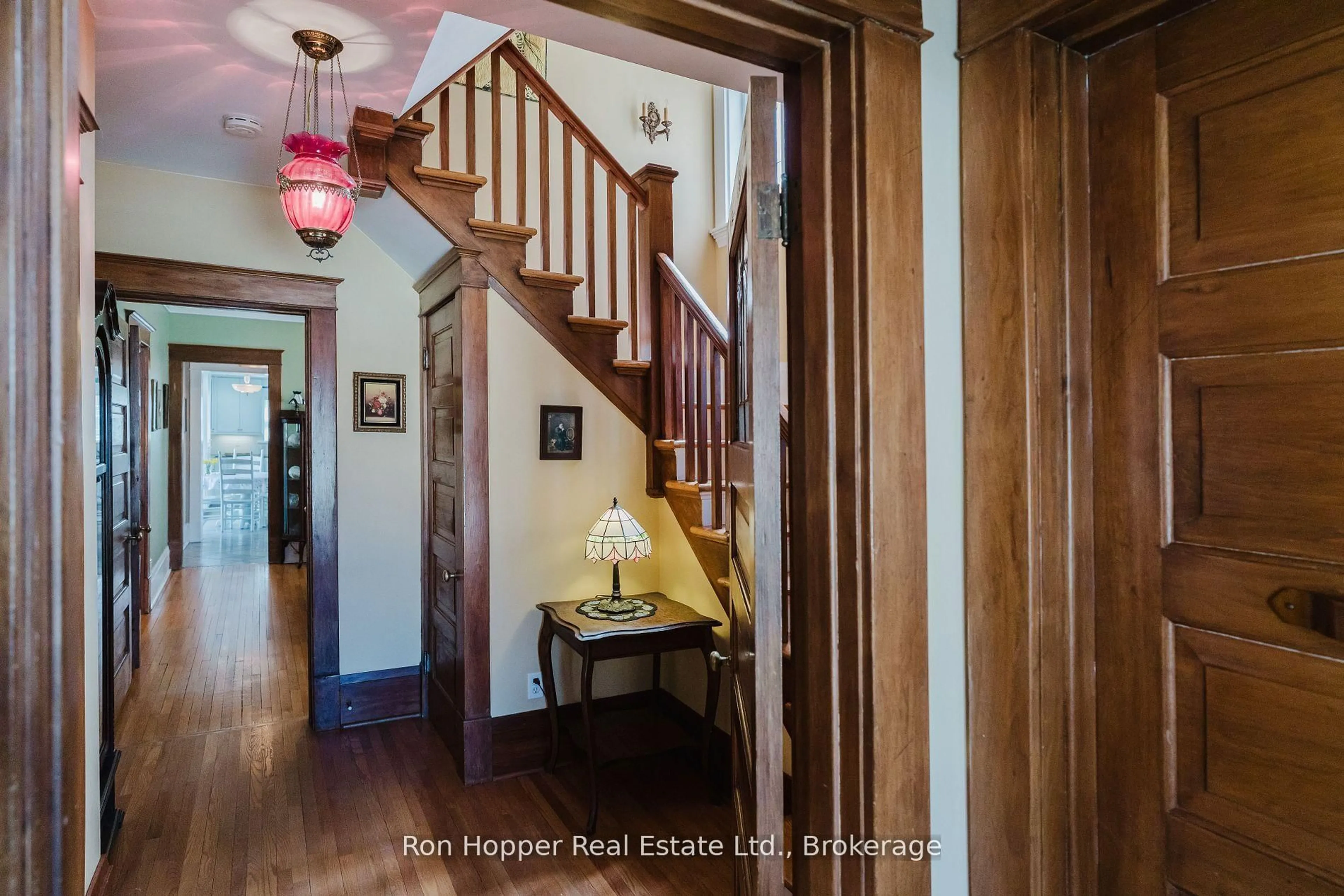 Indoor foyer for 525 9th St, Owen Sound Ontario N4K 1P4