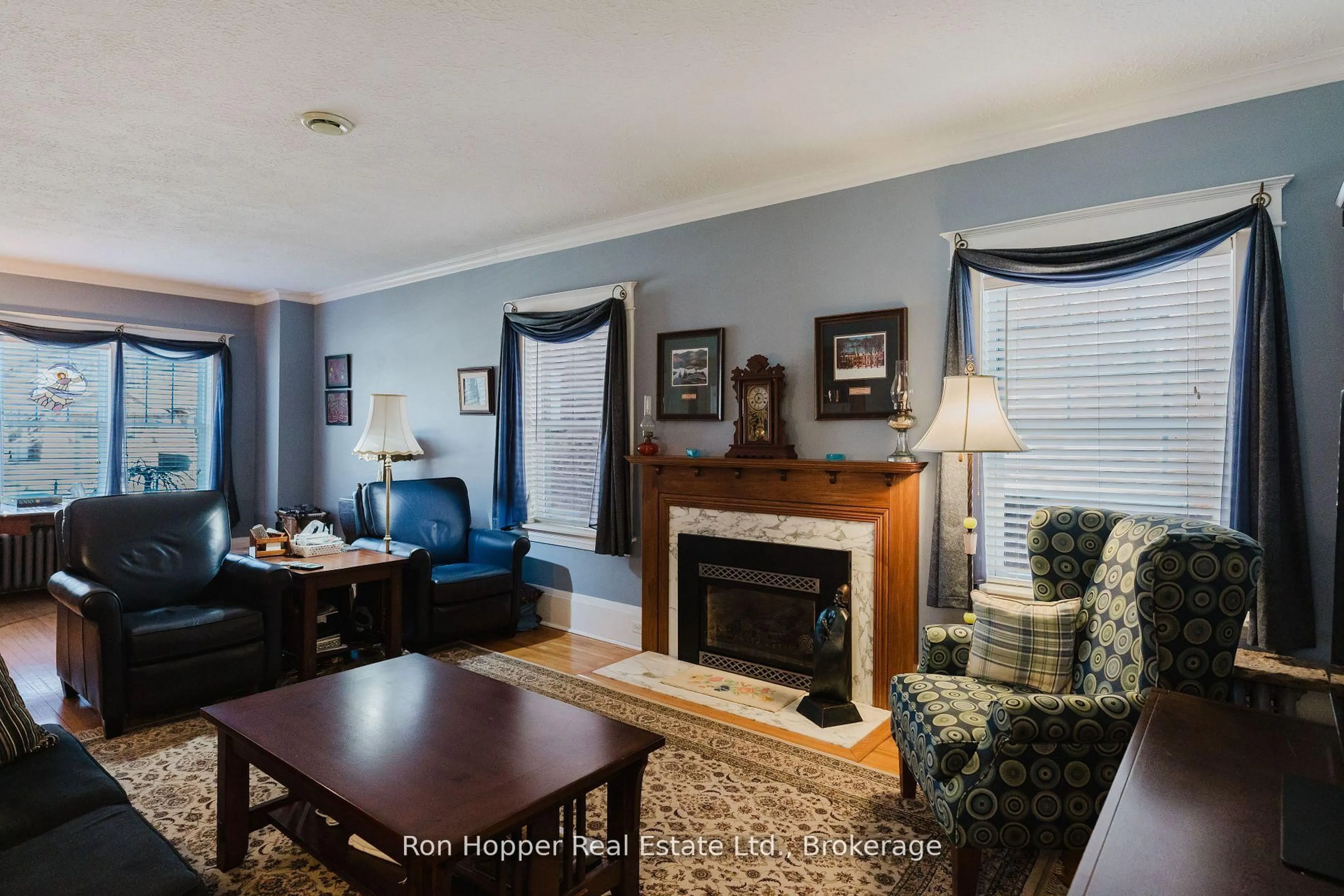 Living room with furniture, wood/laminate floor for 525 9th St, Owen Sound Ontario N4K 1P4