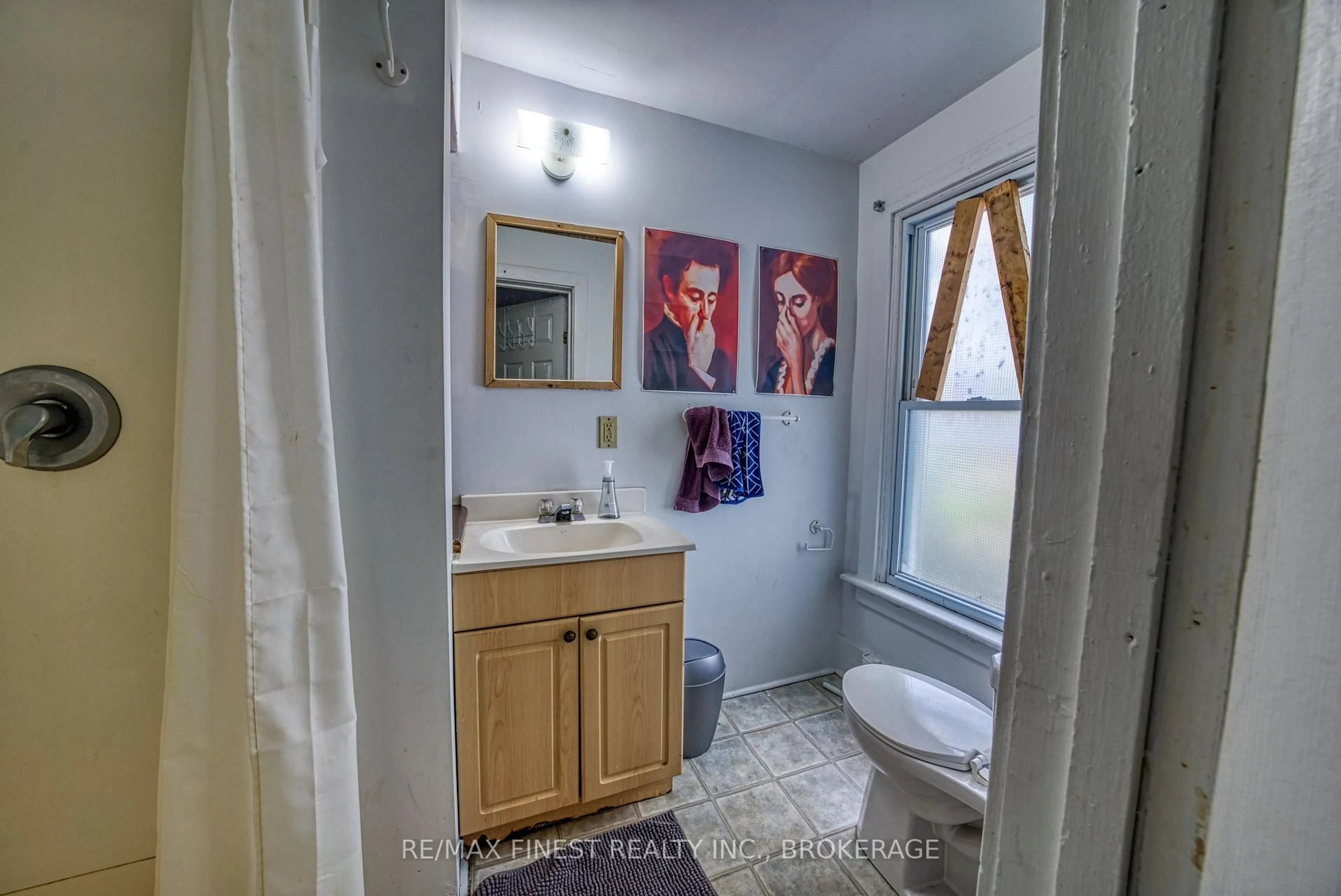 Standard bathroom, ceramic/tile floor for 364 Alfred St, Kingston Ontario K7K 4H7
