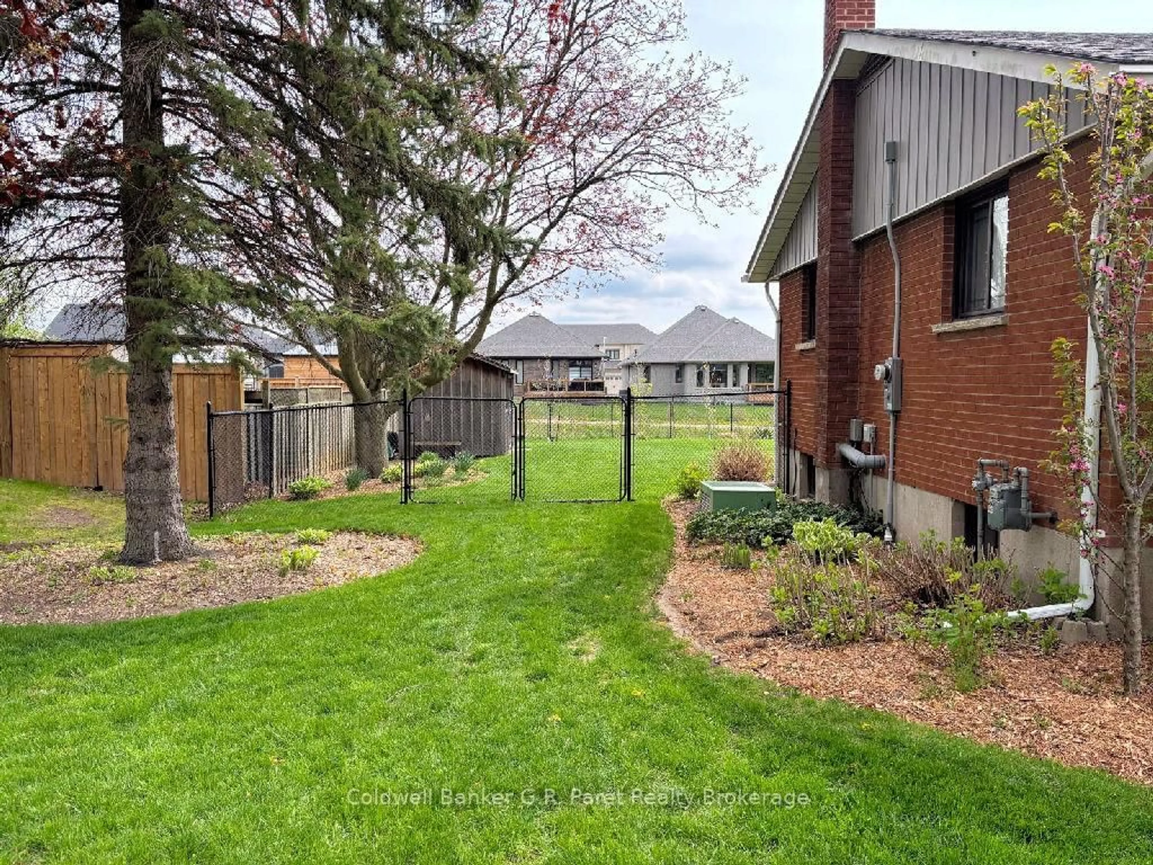 A pic from outside/outdoor area/front of a property/back of a property/a pic from drone, street for 35 Tanager Dr, Tillsonburg Ontario N4G 1B1