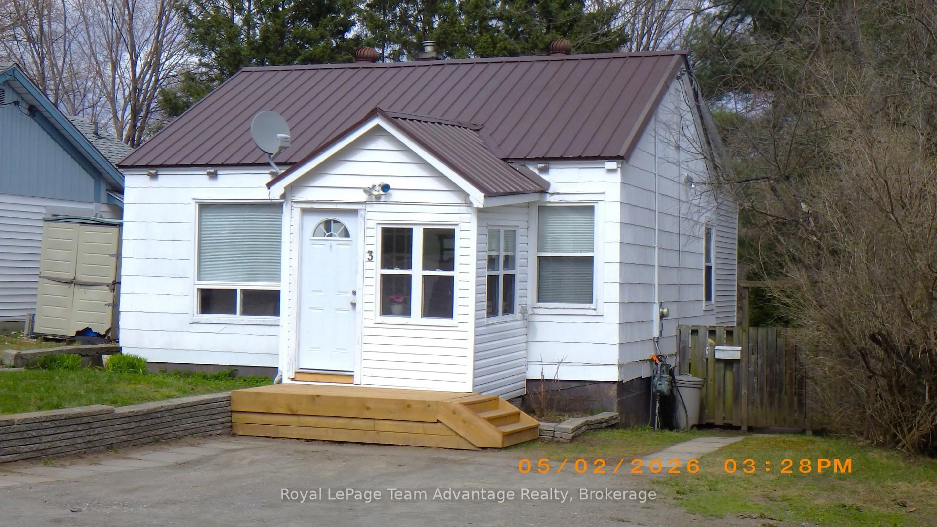Home with vinyl exterior material, building for 3 Riverdale Rd, Parry Sound Ontario P2A 1N8