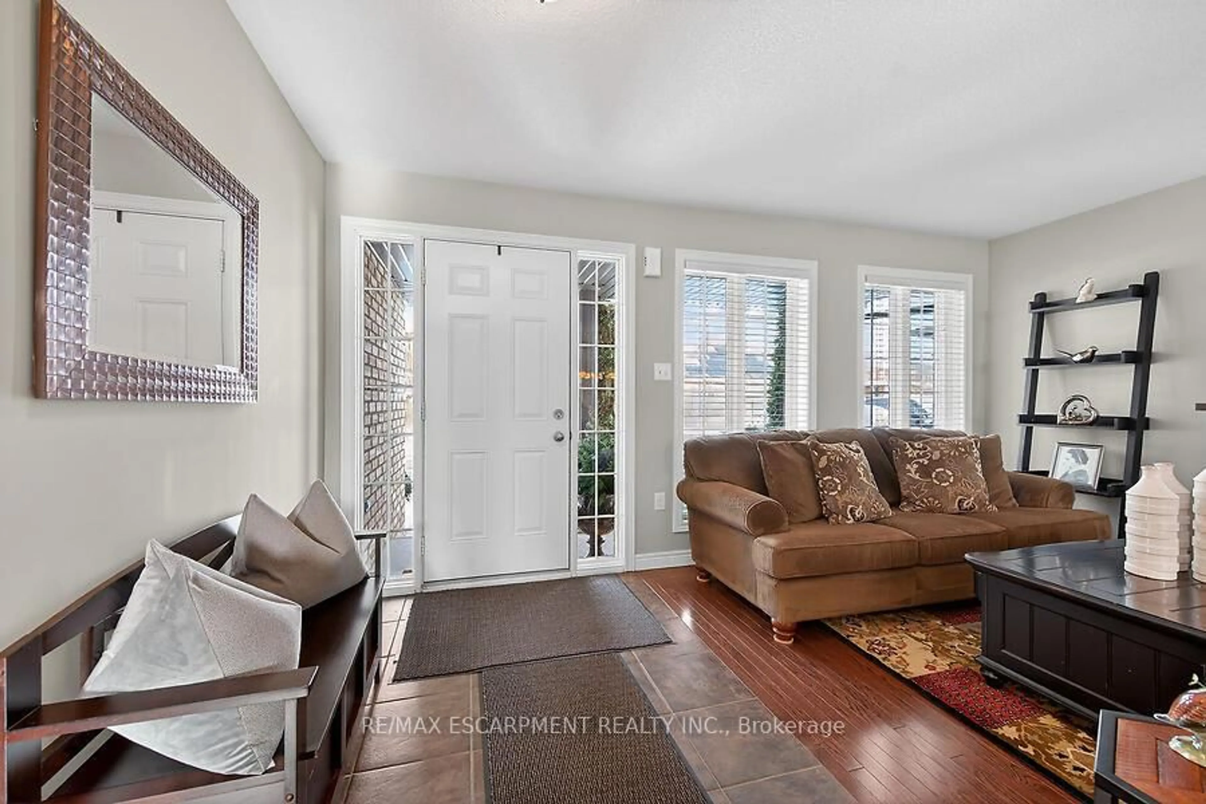 Indoor entryway for 25 Southwood Cr. Cres, Haldimand Ontario N3W 0A6