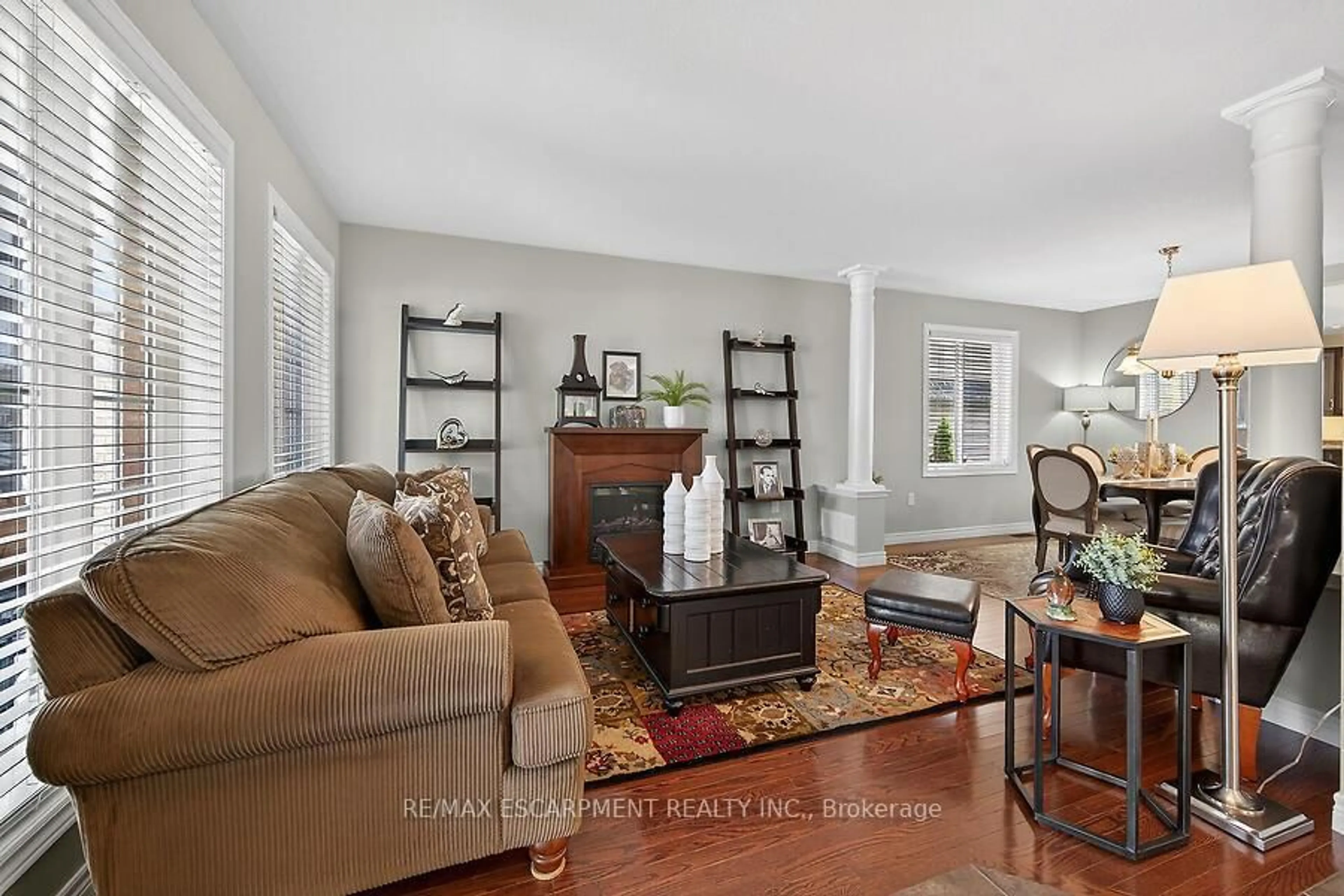 Living room with furniture, unknown for 25 Southwood Cr. Cres, Haldimand Ontario N3W 0A6