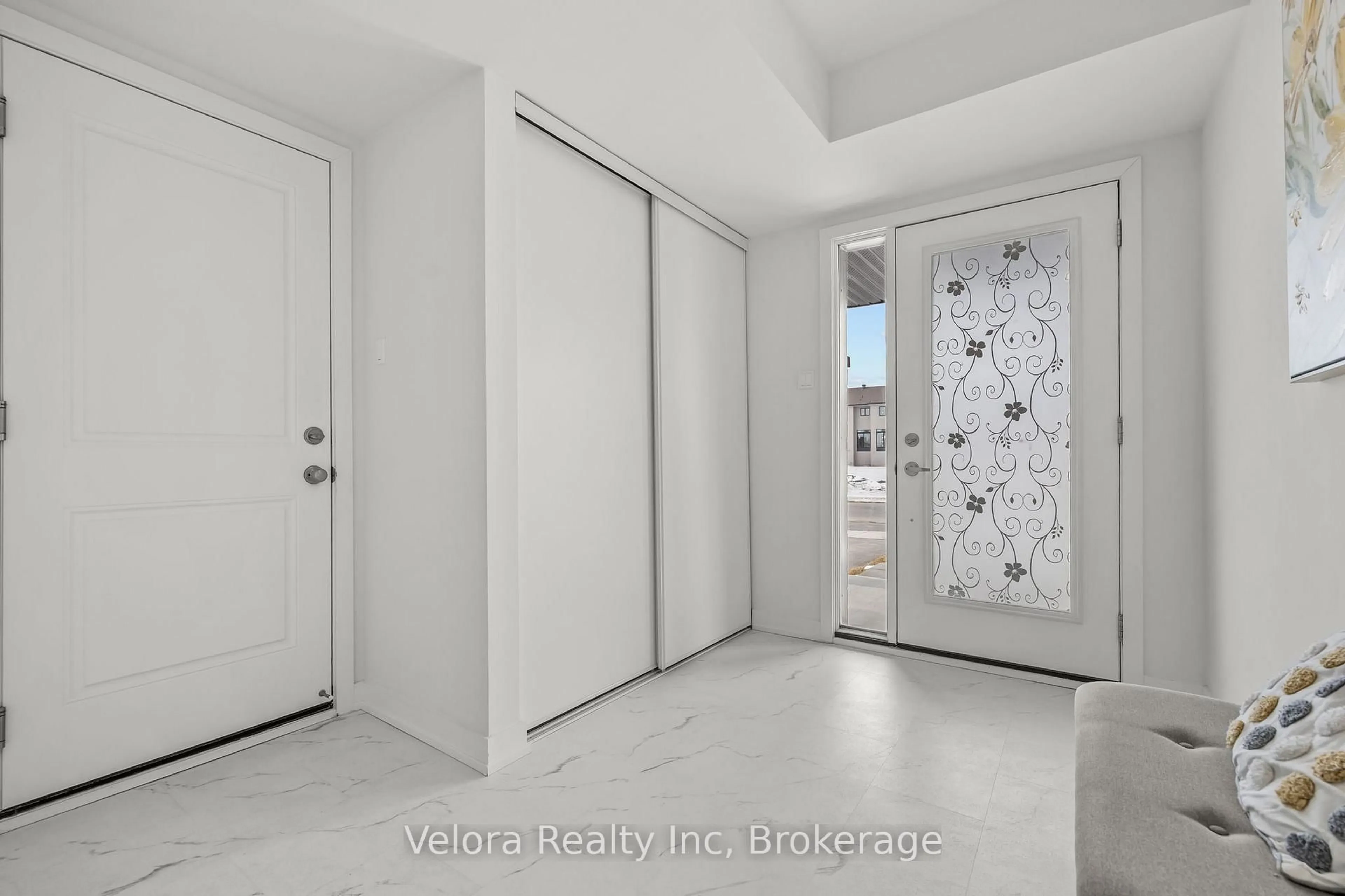 Indoor entryway for 1224 Cope Dr, Ottawa Ontario K2S 3C4