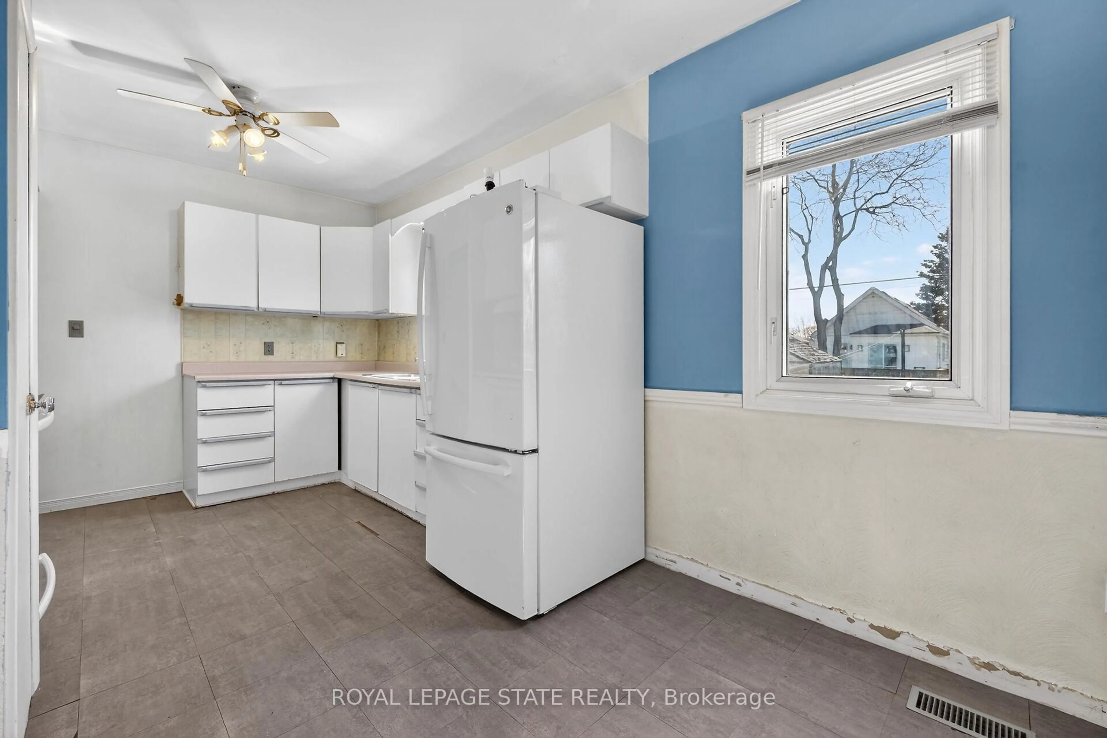Standard kitchen, ceramic/tile floor for 227 West 19th St, Hamilton Ontario L9C 4J3
