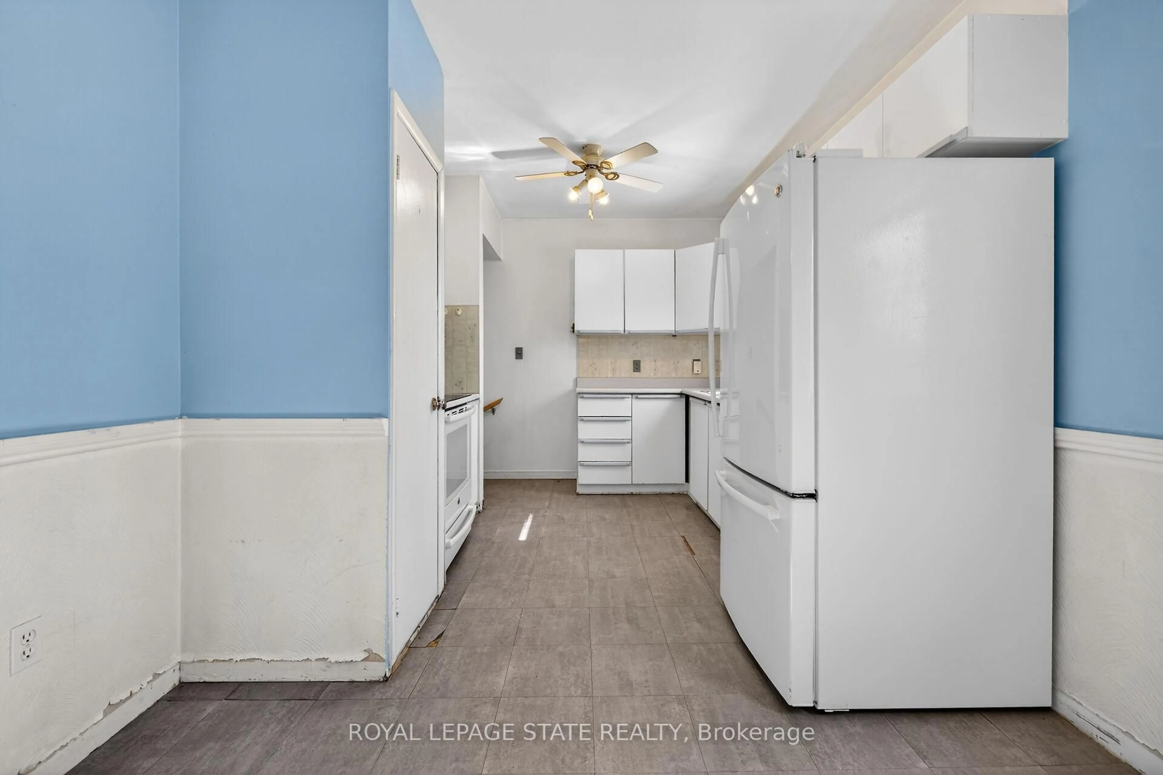 Standard kitchen, ceramic/tile floor for 227 West 19th St, Hamilton Ontario L9C 4J3