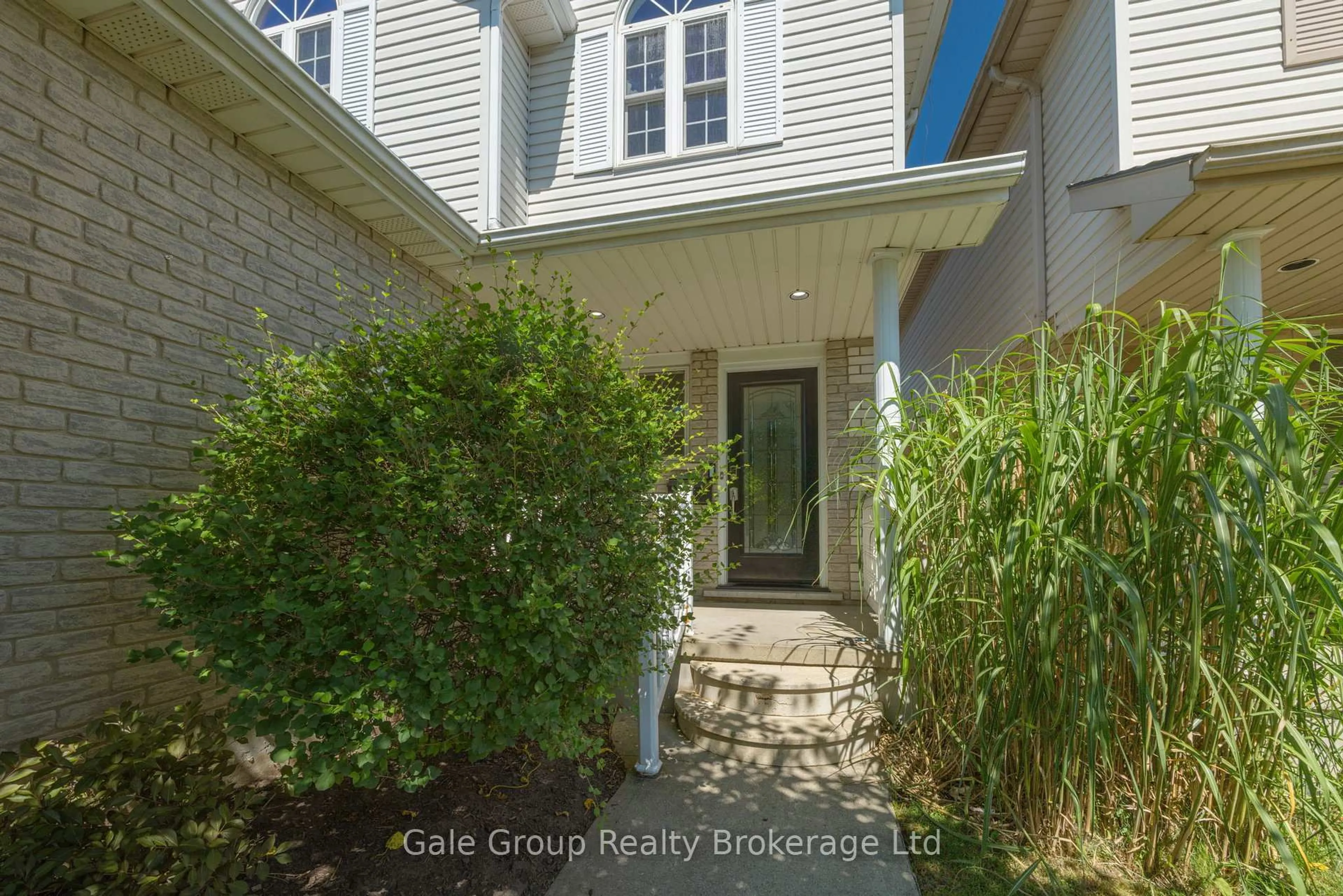 Indoor entryway for 1030 Pearson Dr, Woodstock Ontario N4S 8V1