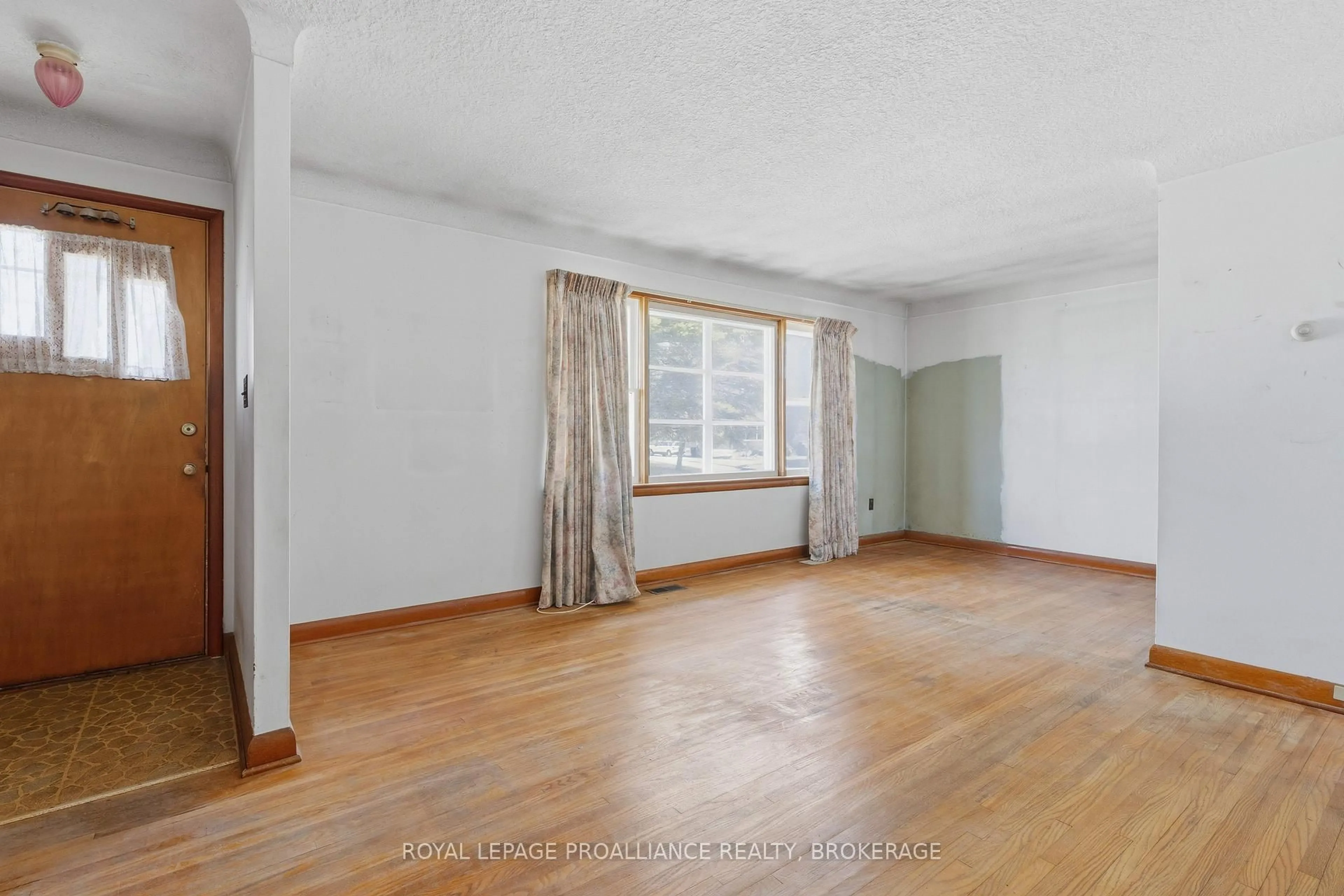 A pic of a room for 287 McEwen Dr, Kingston Ontario K7M 3W2