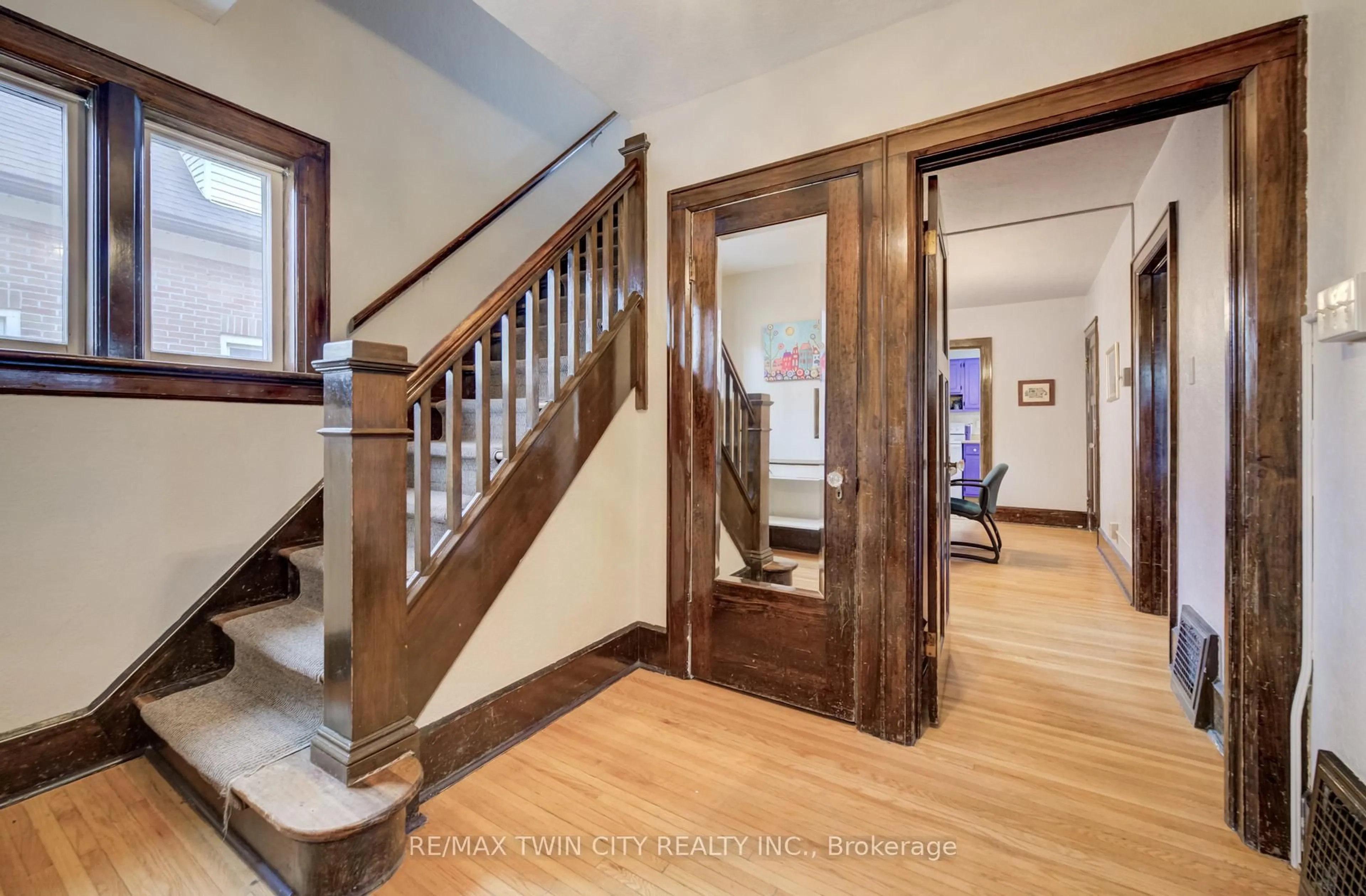 Indoor foyer for 94 Stirling Ave, Kitchener Ontario N2H 3G7