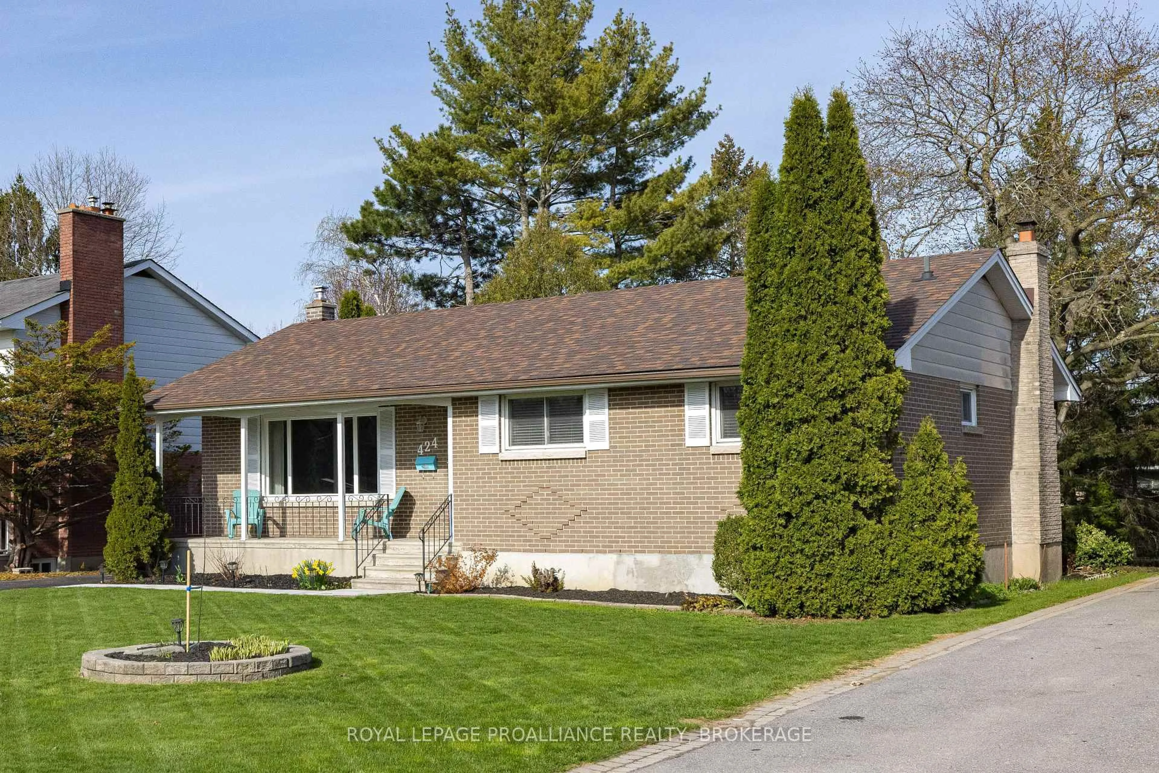 Home with vinyl exterior material, street for 424 Parkview Dr, Kingston Ontario K7M 4B3