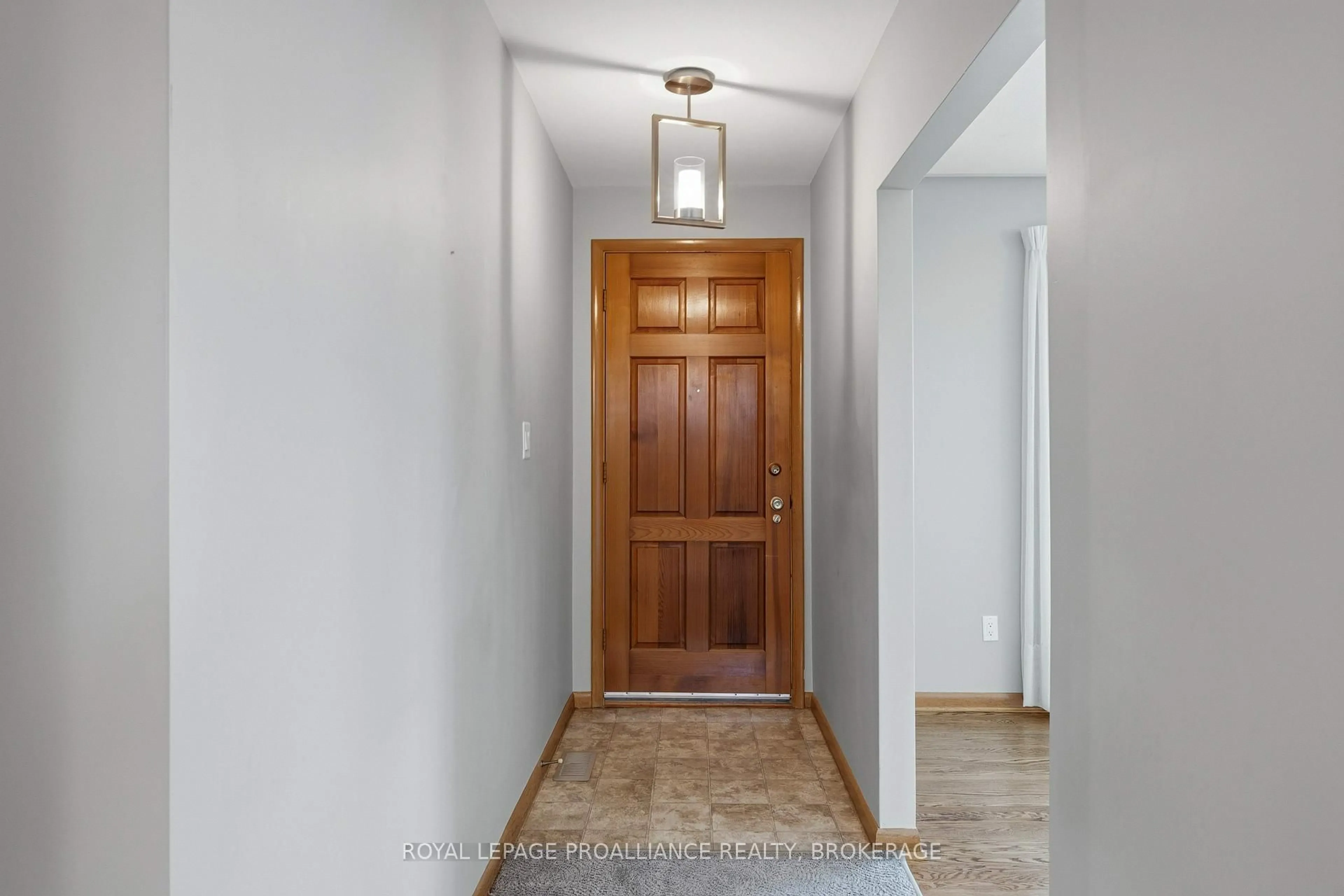 Indoor entryway for 424 Parkview Dr, Kingston Ontario K7M 4B3