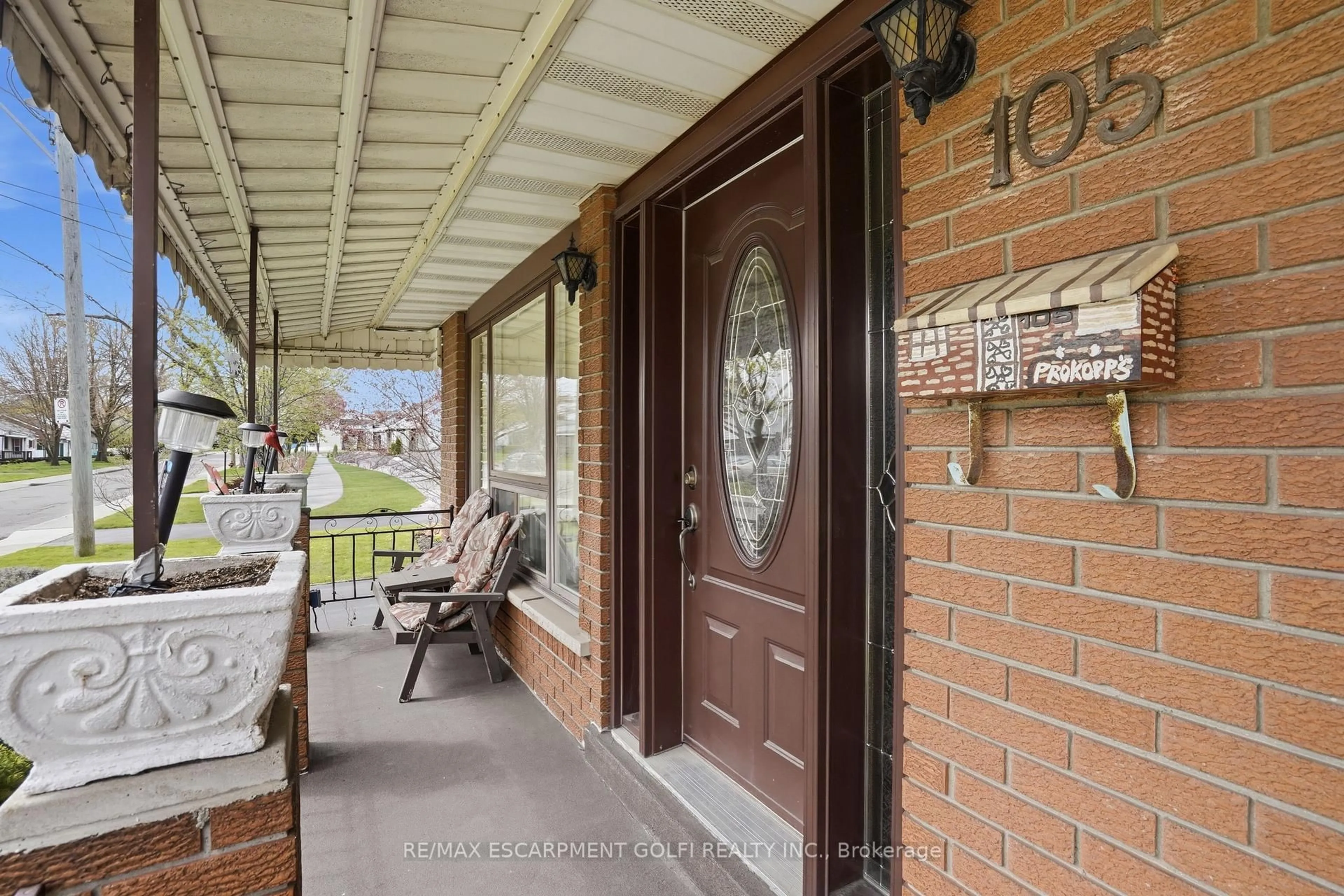 Indoor entryway for 105 TOLTON Ave, Hamilton Ontario L8H 5N7