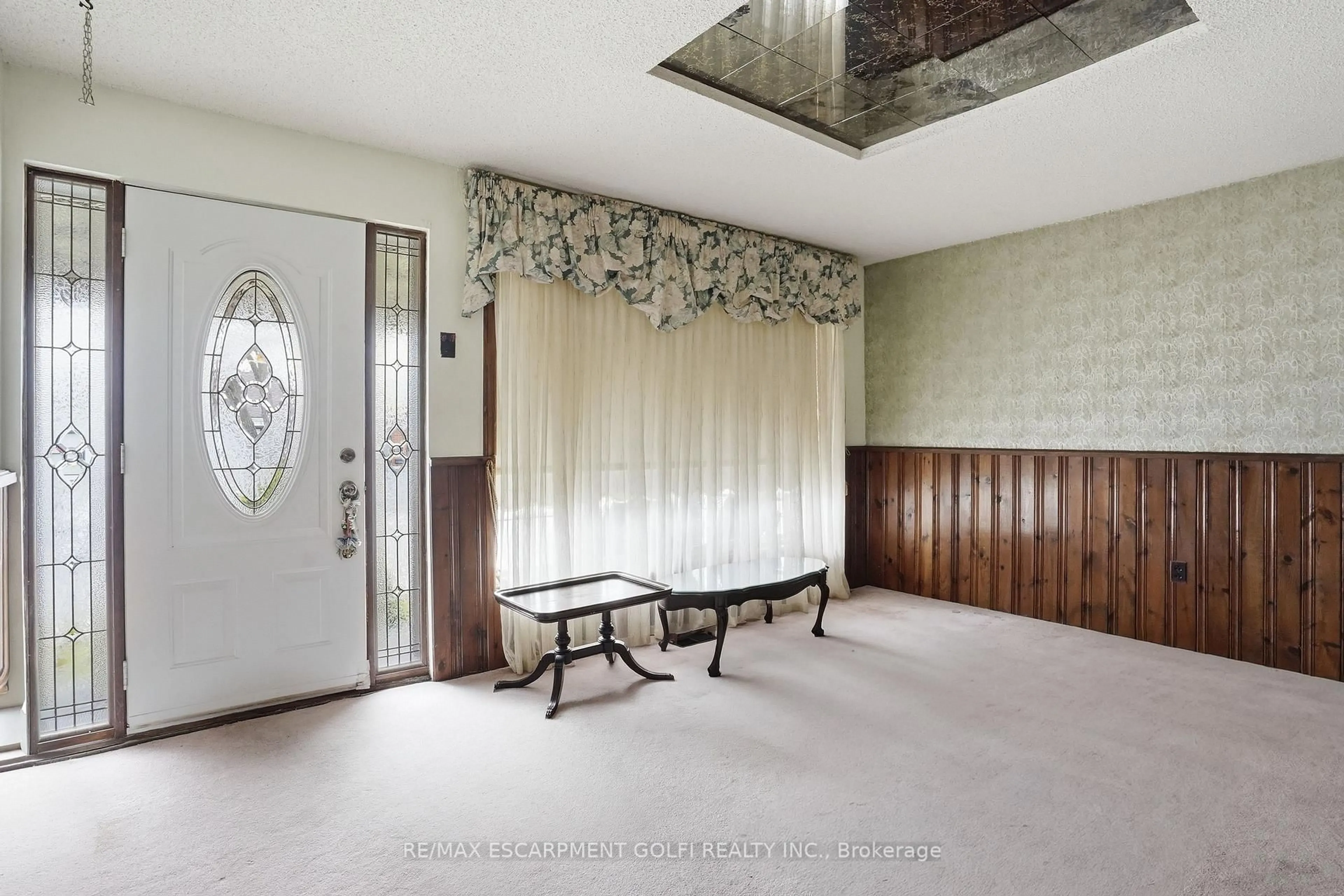 Indoor foyer for 105 TOLTON Ave, Hamilton Ontario L8H 5N7