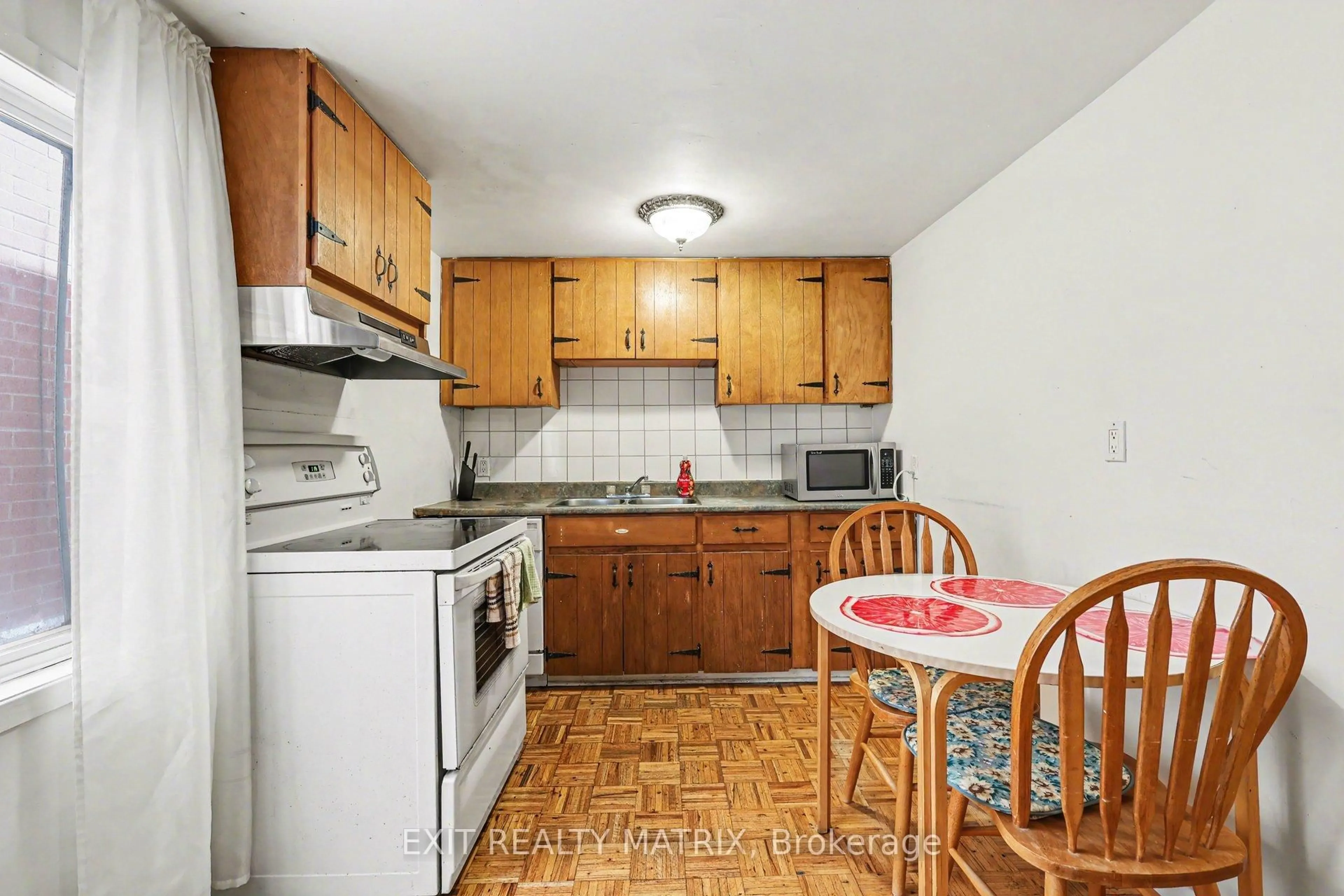 Standard kitchen, unknown for 70 Bolton St, Ottawa Ontario K1N 5A9