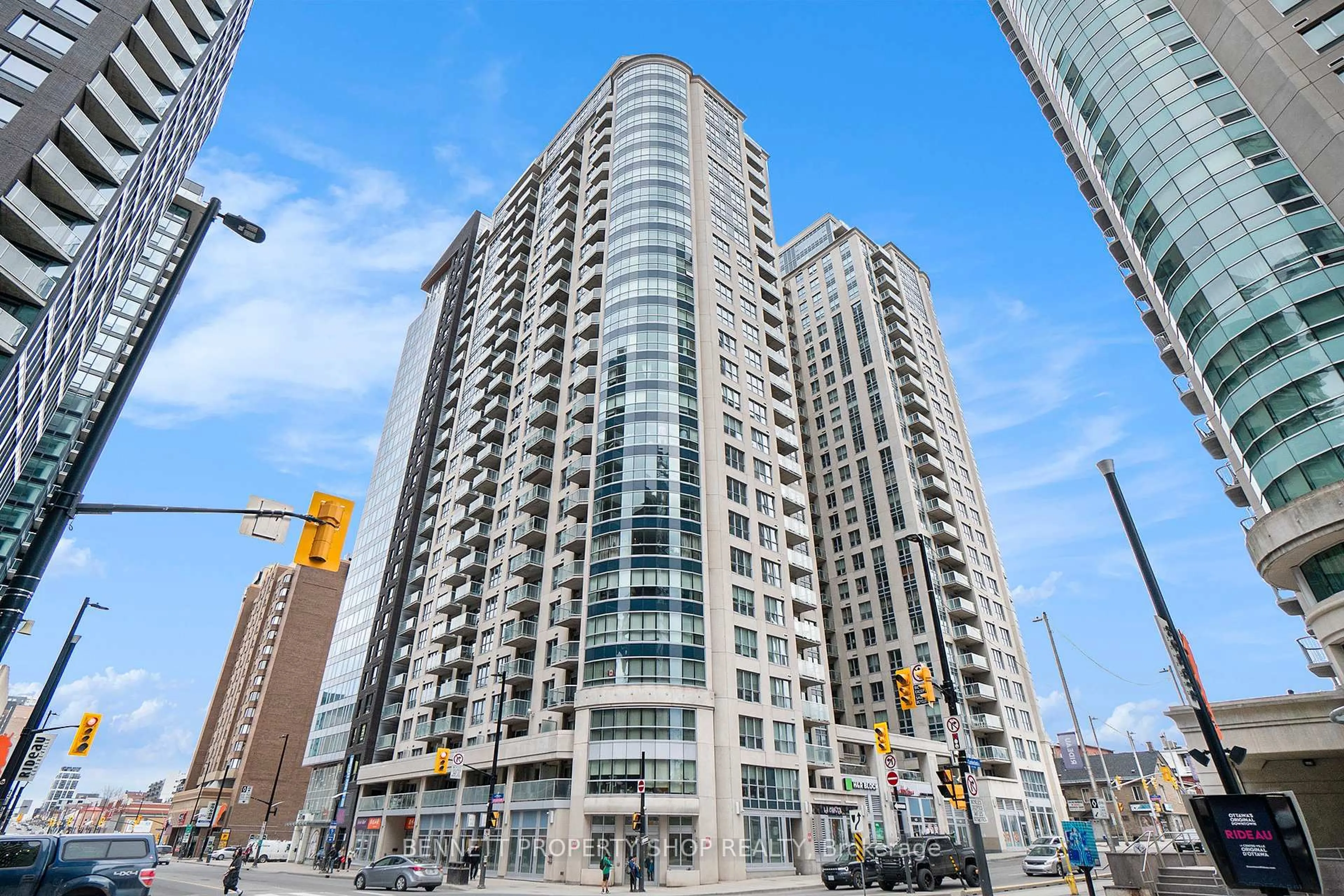 Indoor foyer for 242 Rideau St #807, Ottawa Ontario K1N 0B7