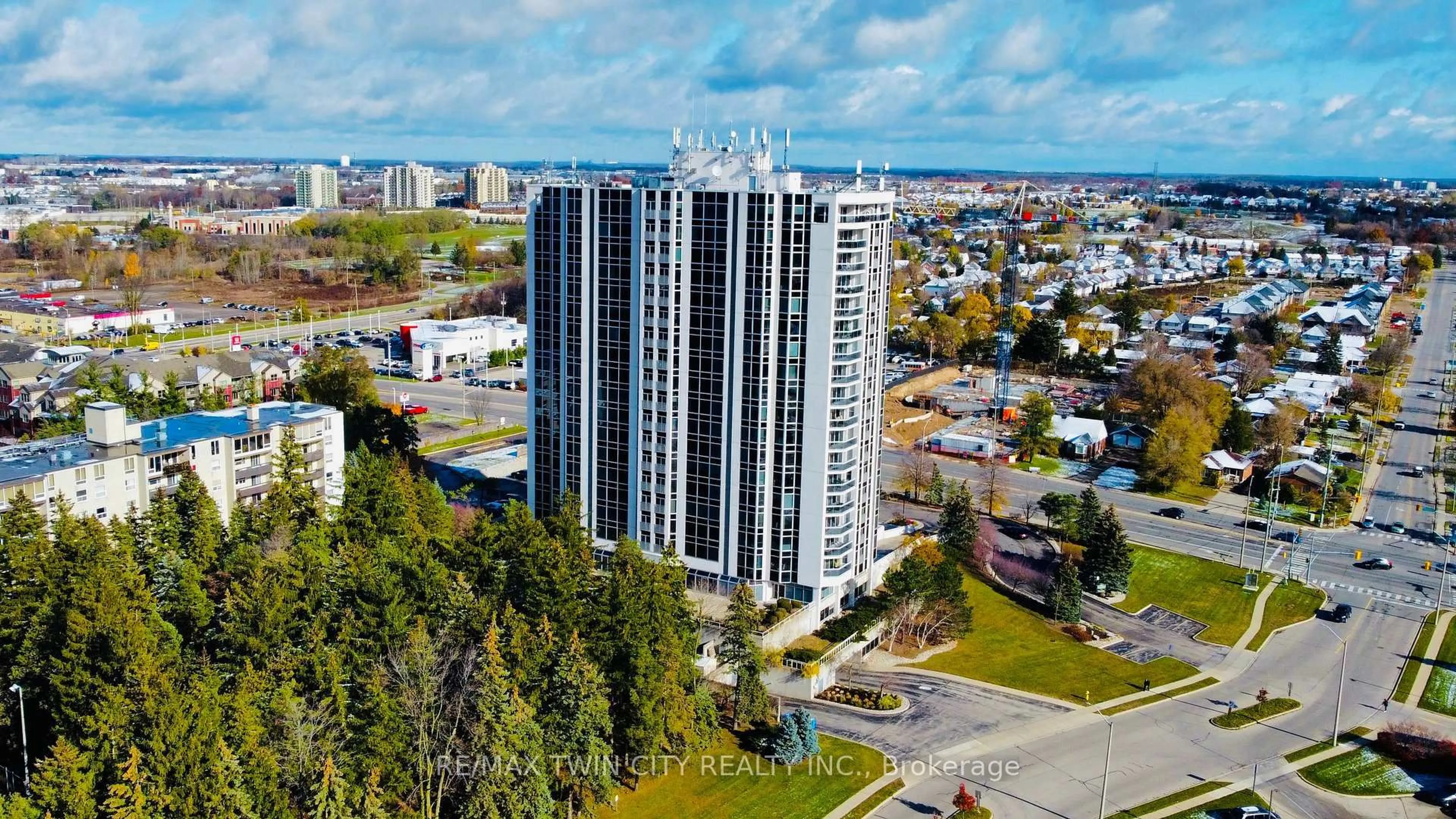 A pic from outside/outdoor area/front of a property/back of a property/a pic from drone, city buildings view from balcony for 190 Hespeler Rd #905, Cambridge Ontario N1R 8B8
