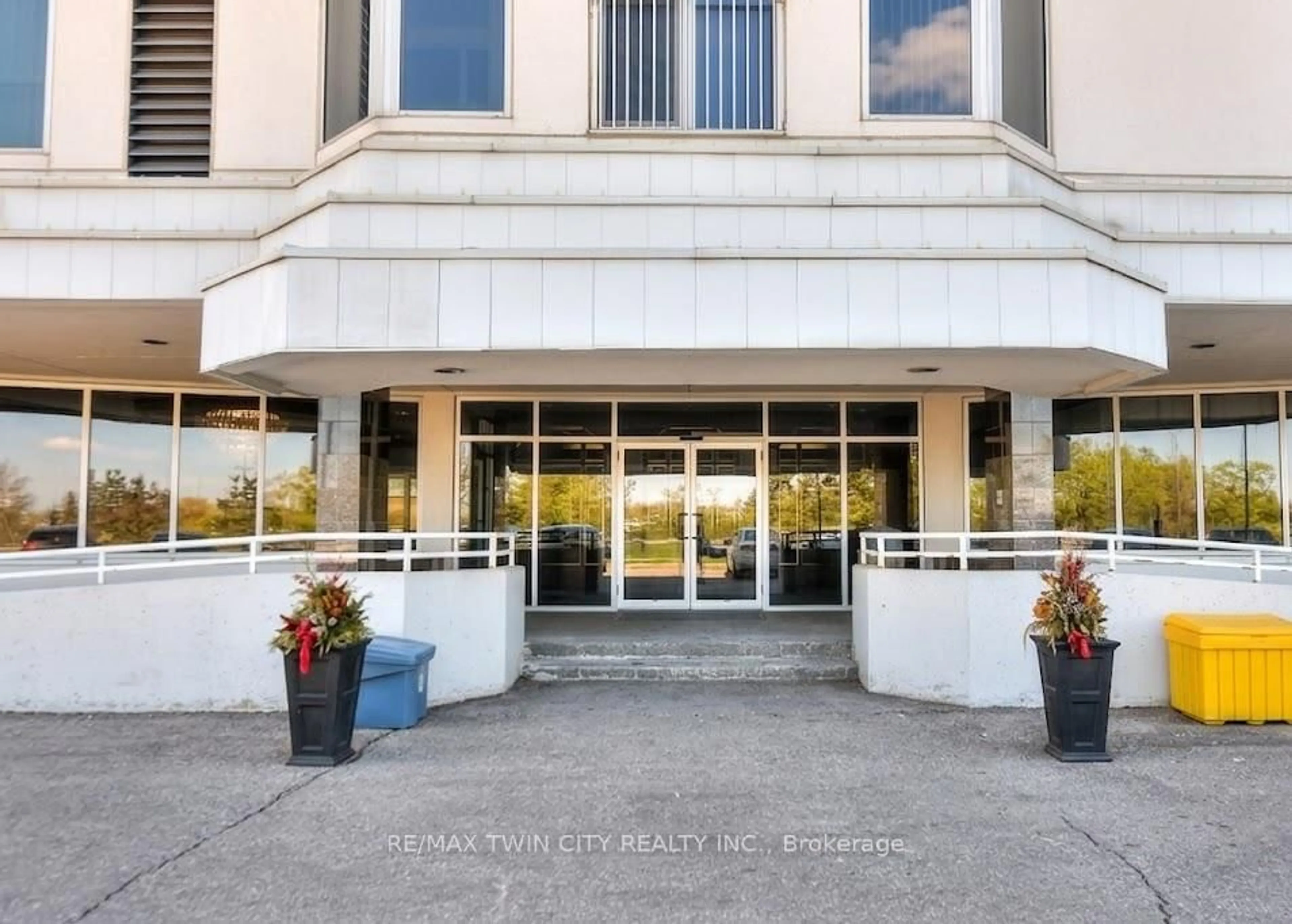 Indoor foyer for 190 Hespeler Rd #905, Cambridge Ontario N1R 8B8
